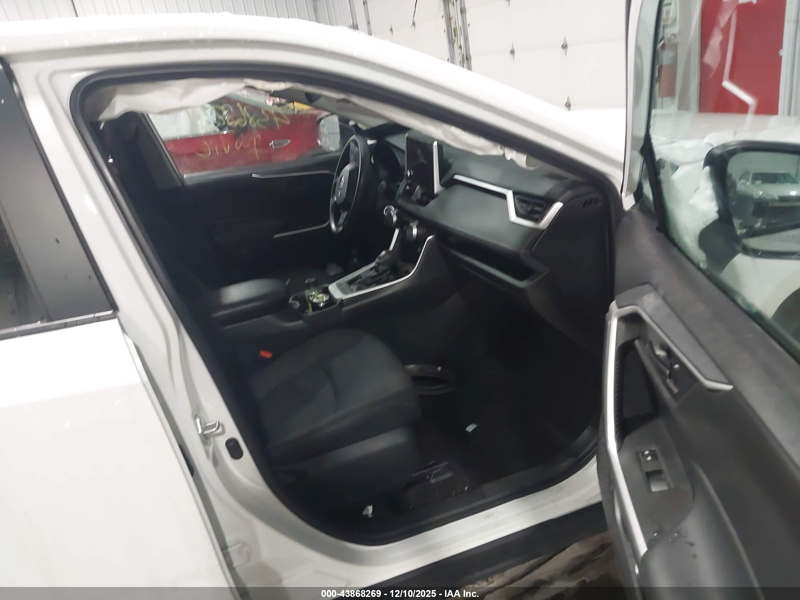 TOYOTA RAV4 image 5
