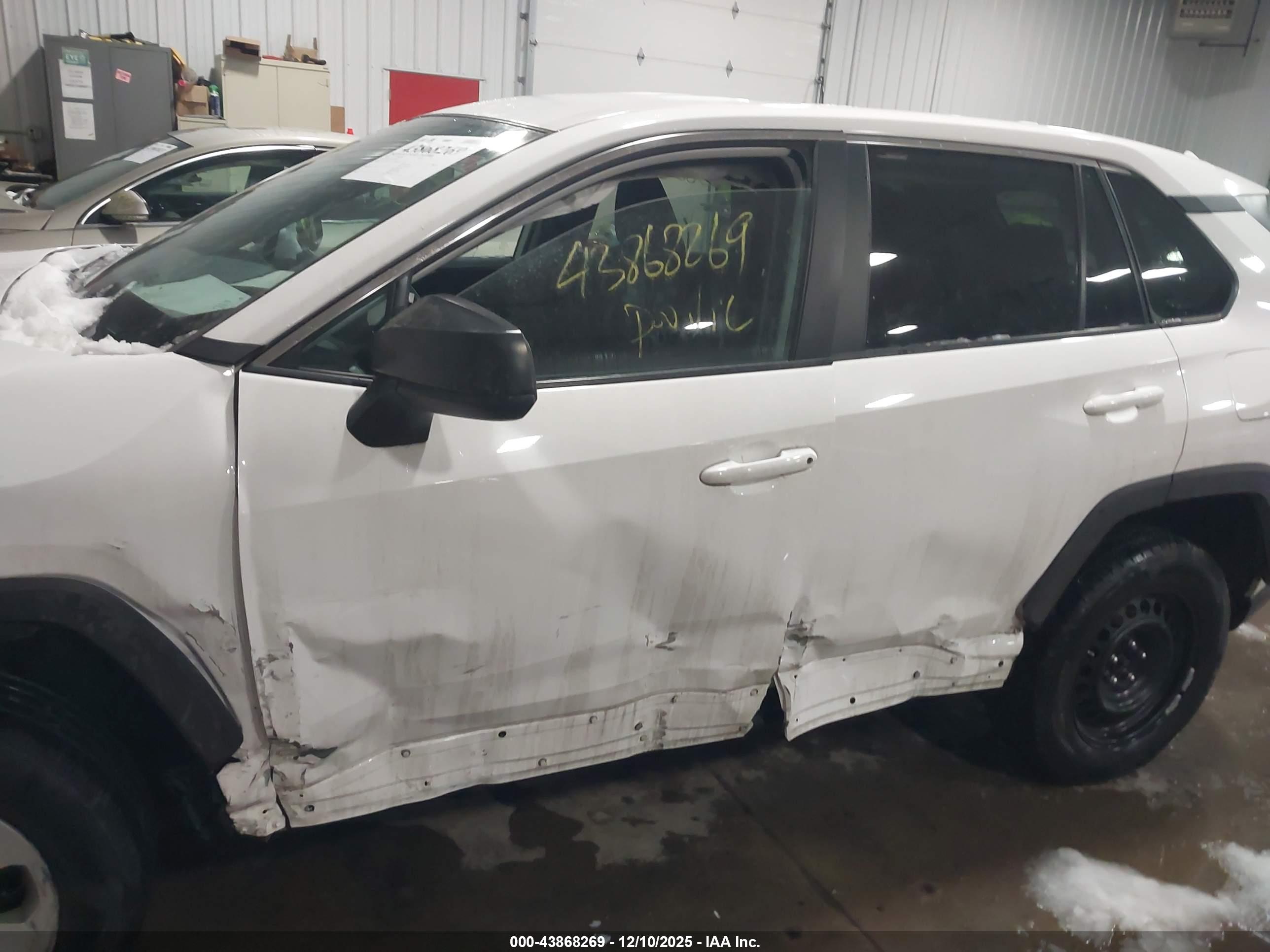 TOYOTA RAV4 image 6