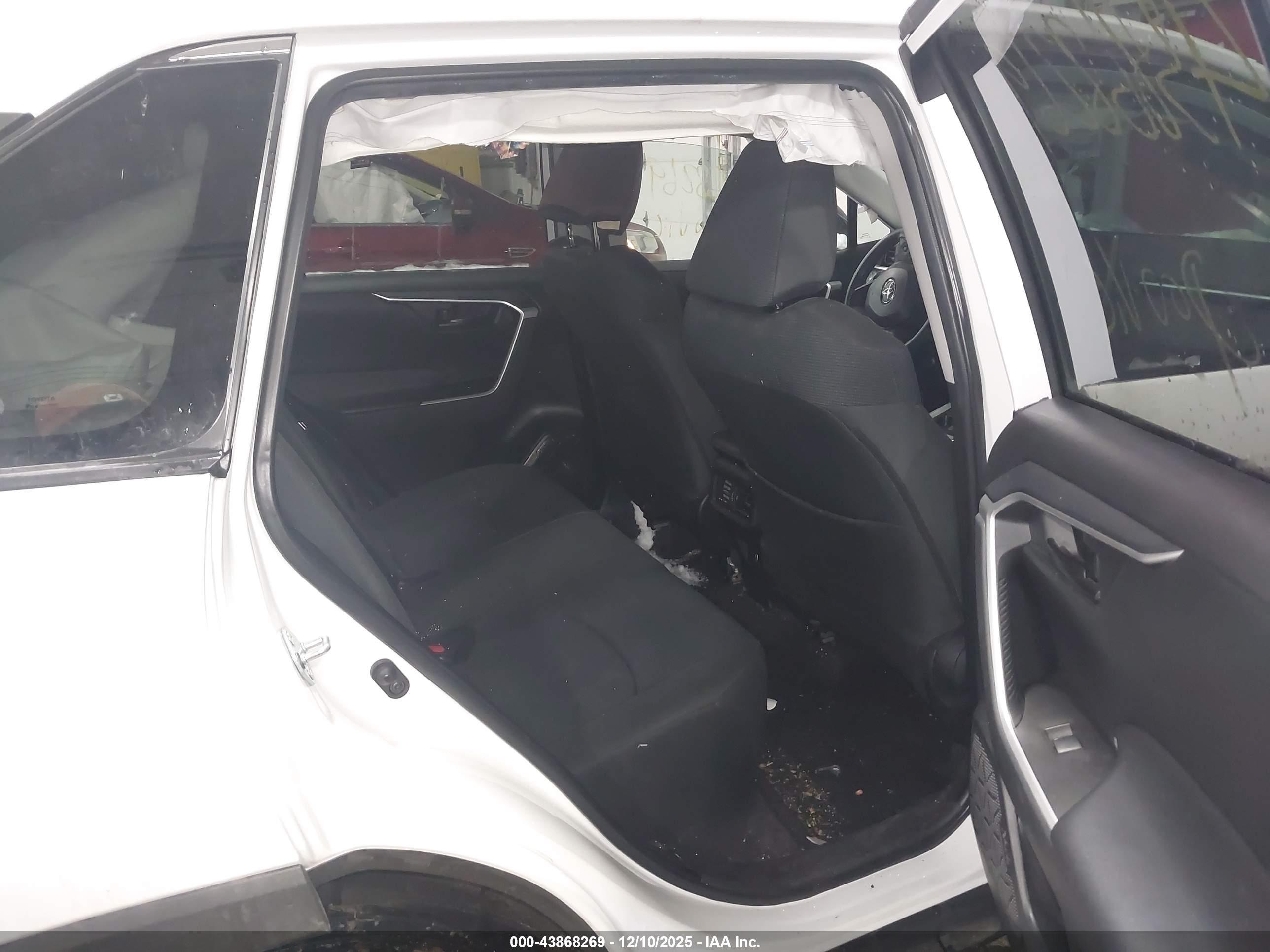 TOYOTA RAV4 image 8