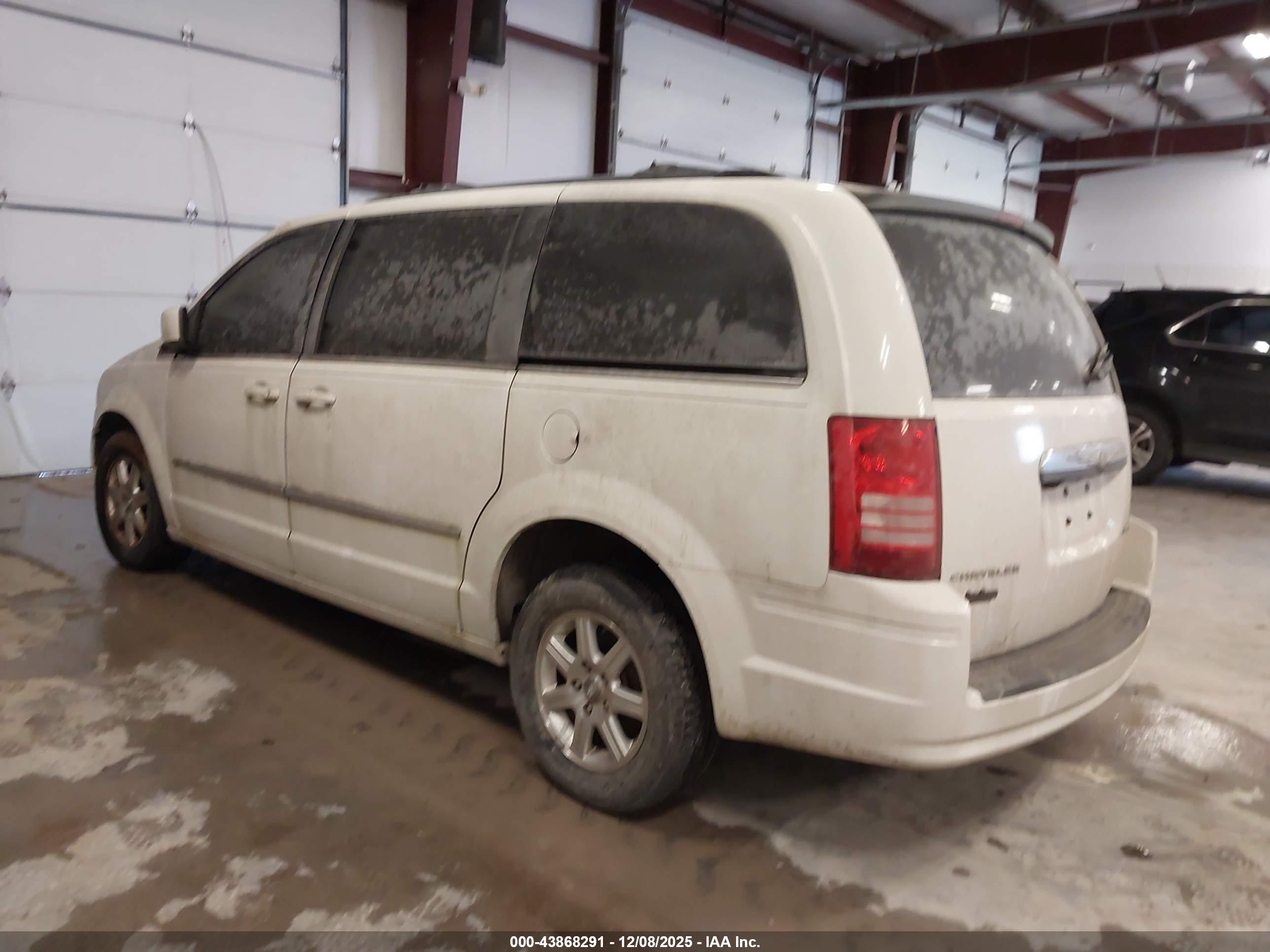 CHRYSLER TOWN image 3