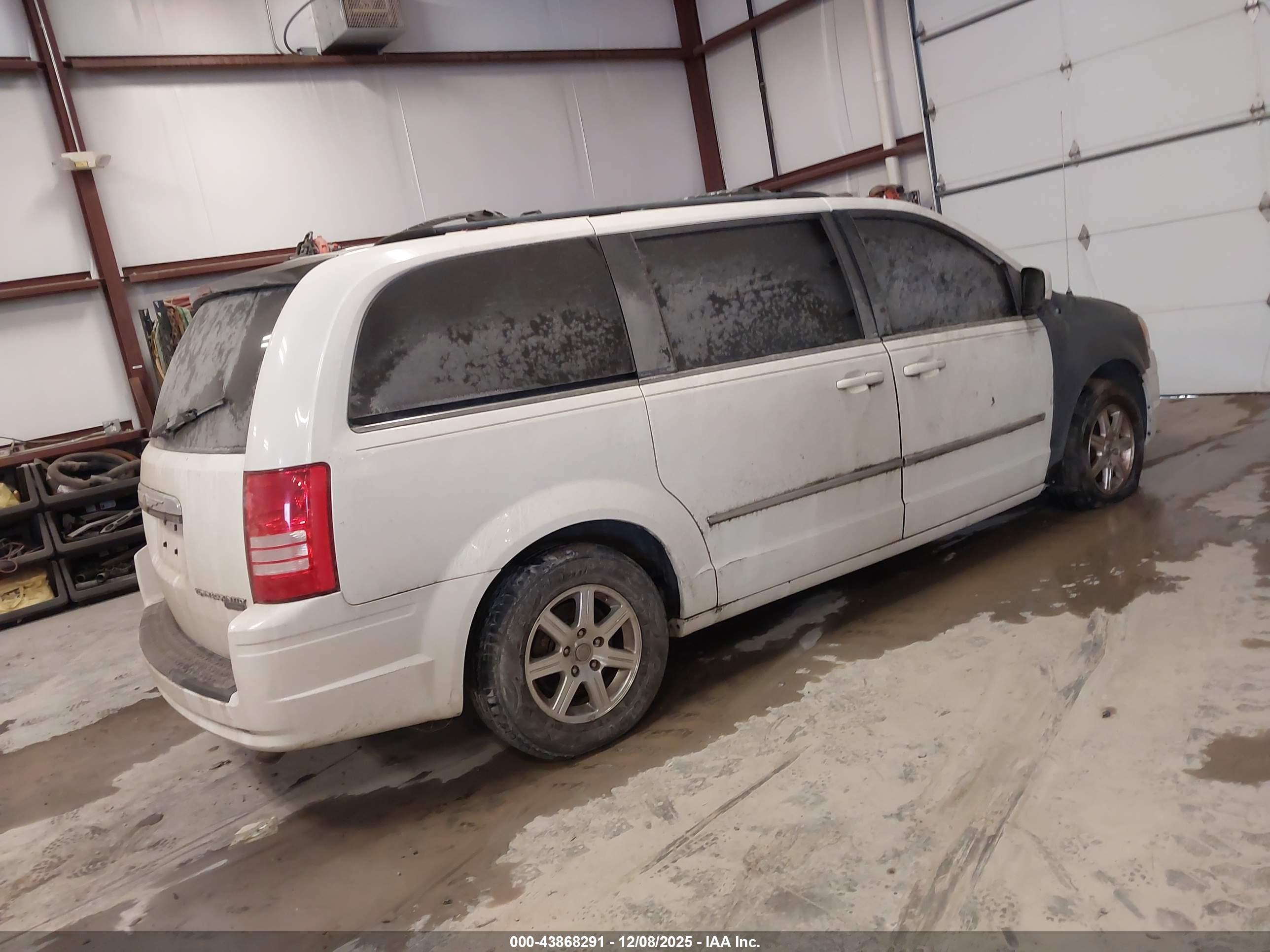 CHRYSLER TOWN image 4