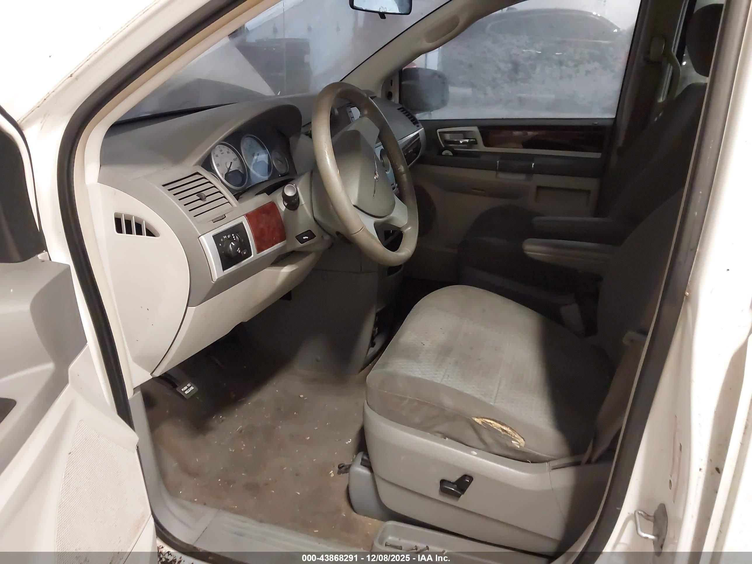 CHRYSLER TOWN image 5