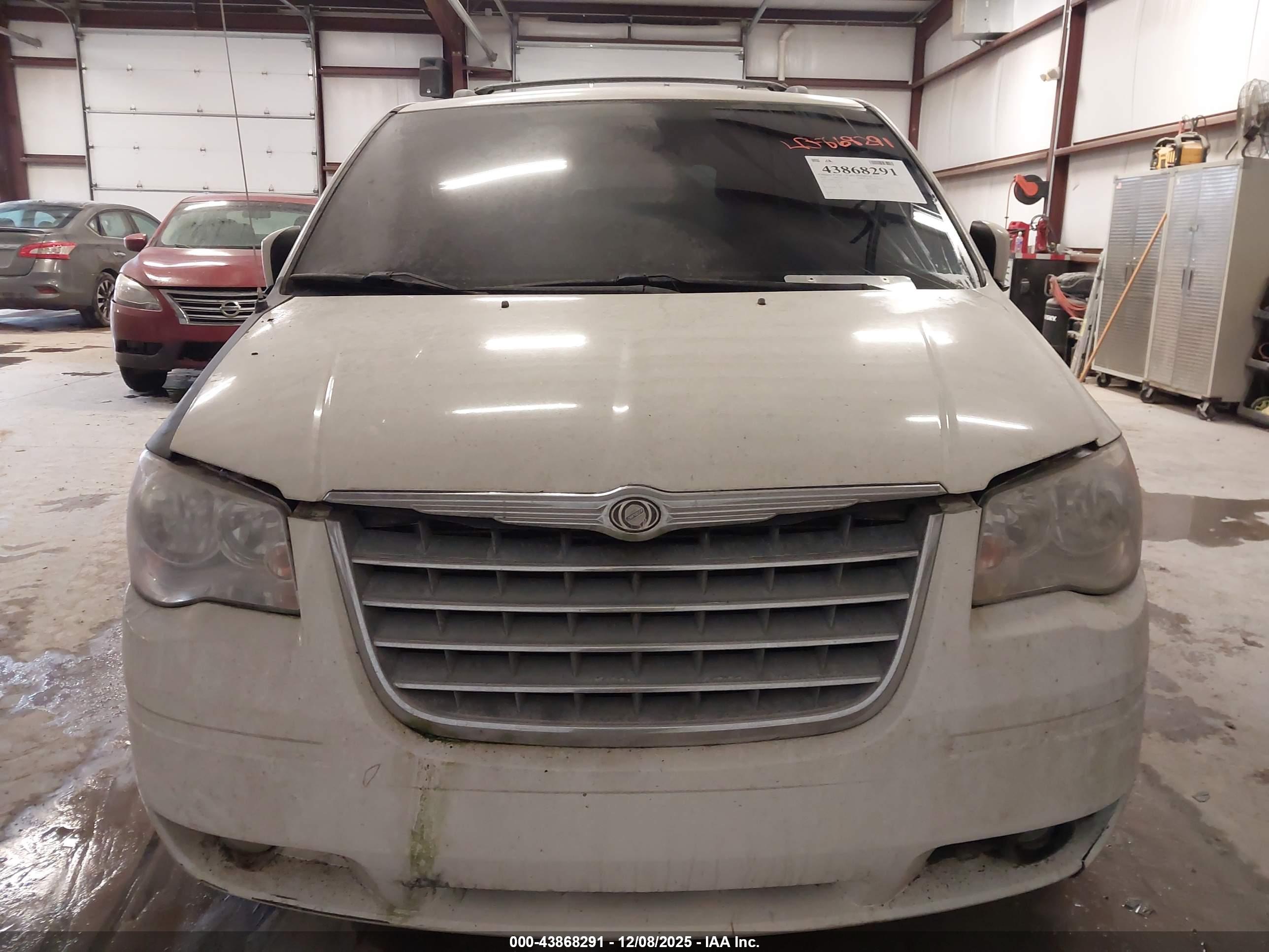 CHRYSLER TOWN image 6