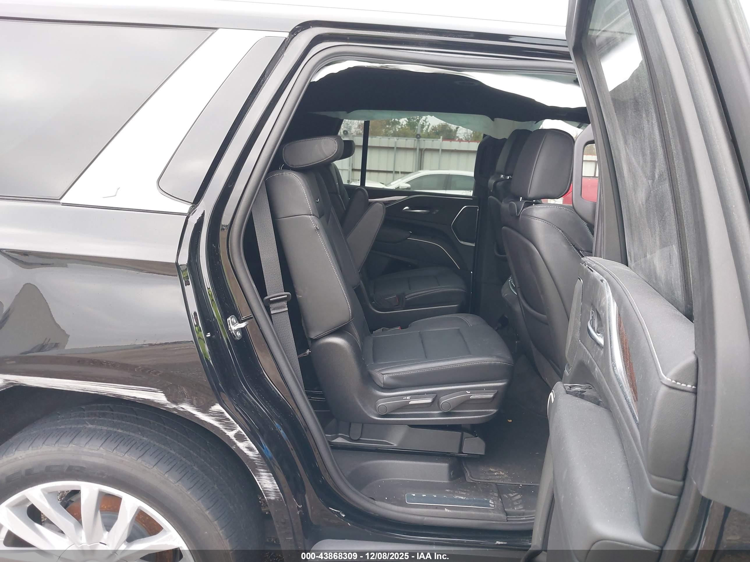CADILLAC ESCALADE image 8