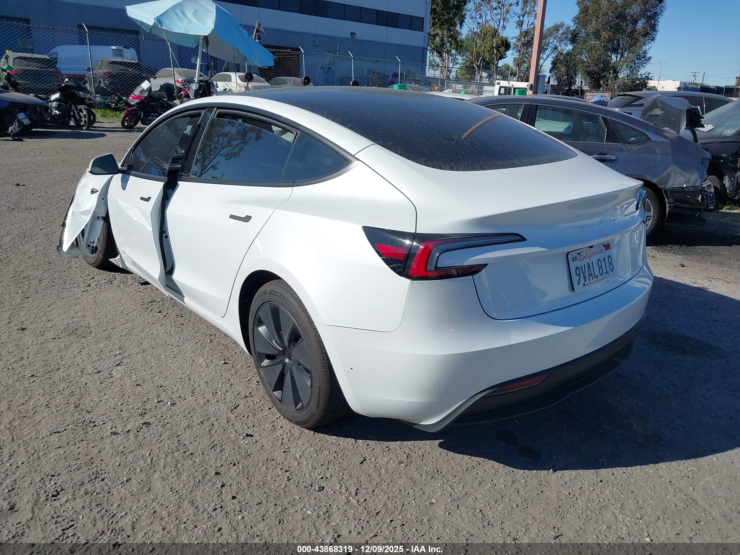 TESLA MODEL image 3