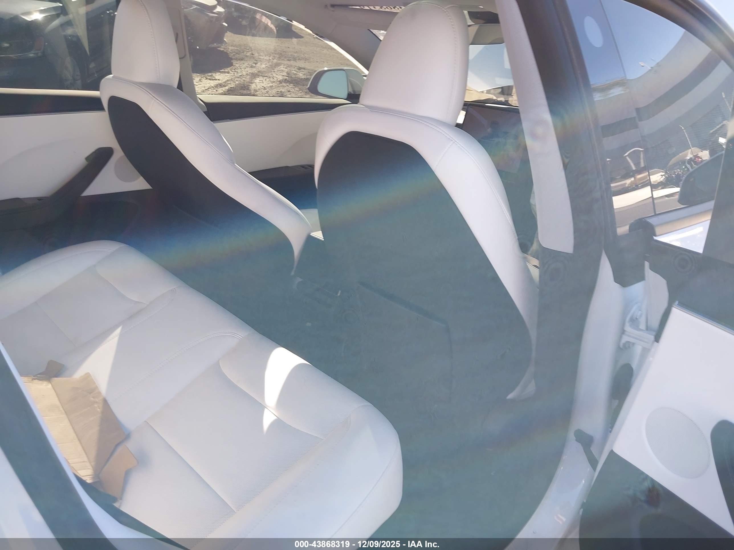 TESLA MODEL image 8