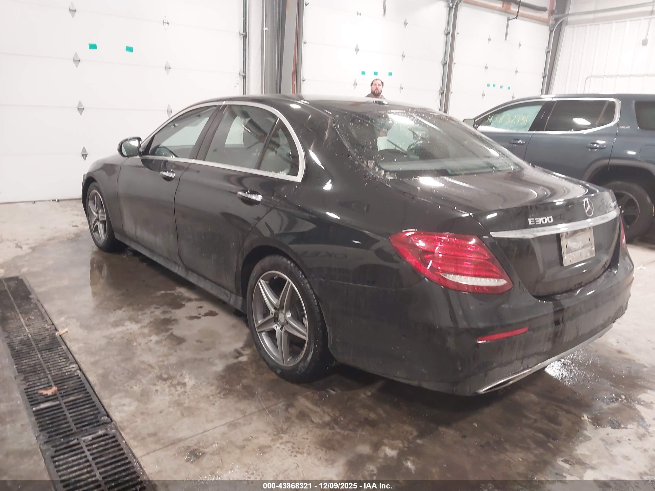 MERCEDES-BENZ E image 3