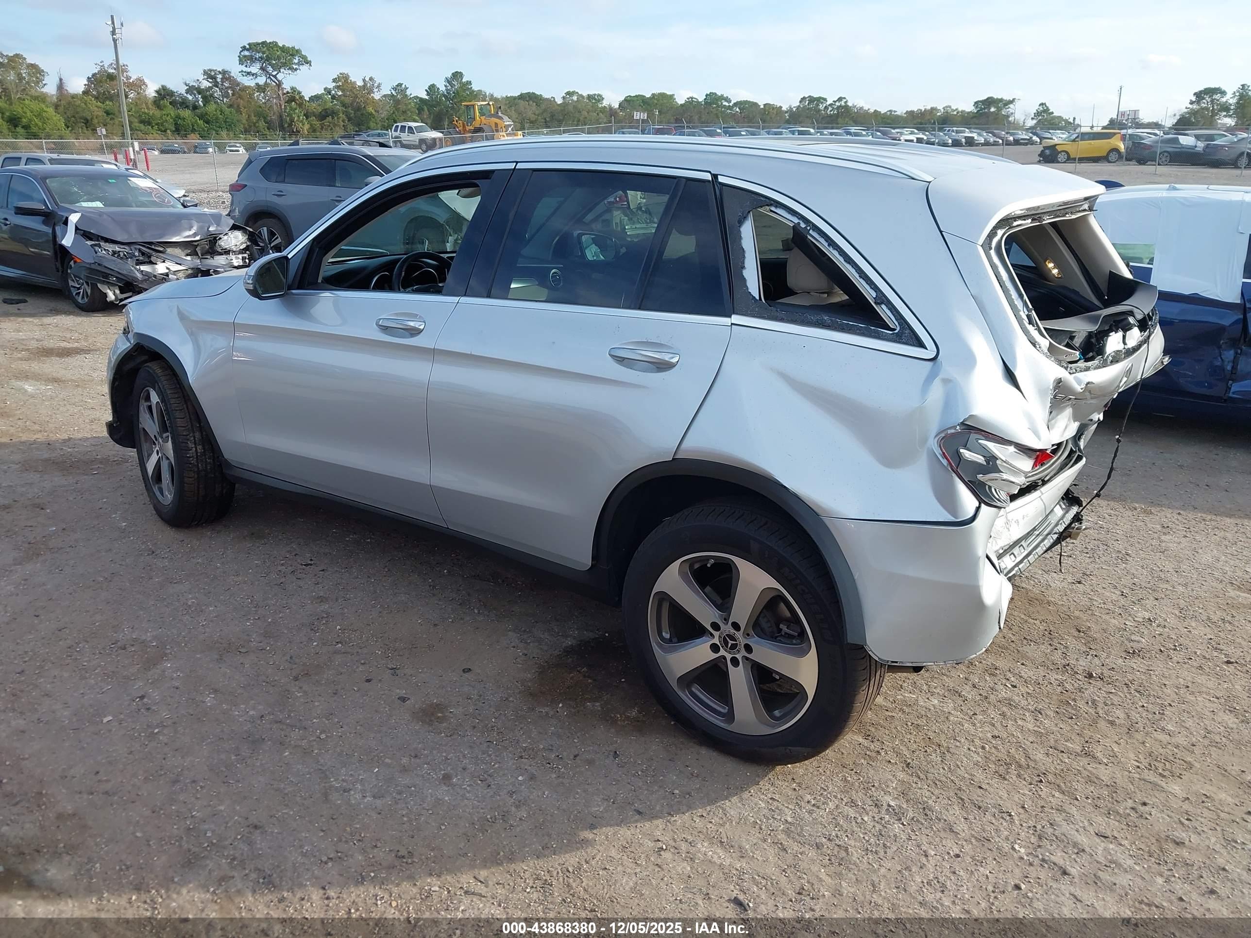 MERCEDES-BENZ GLC image 3