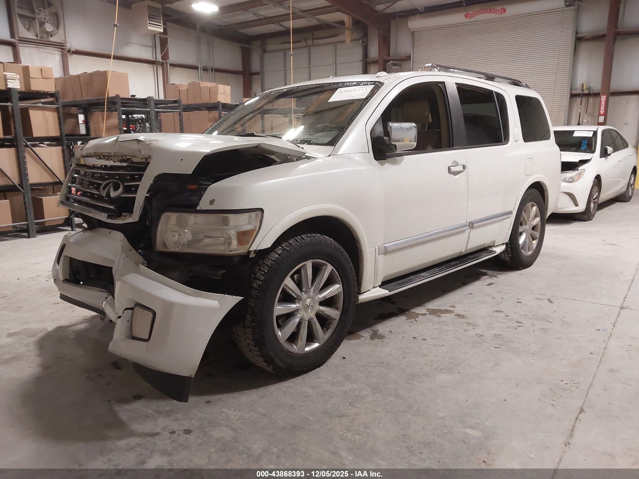 INFINITI QX56 image 2