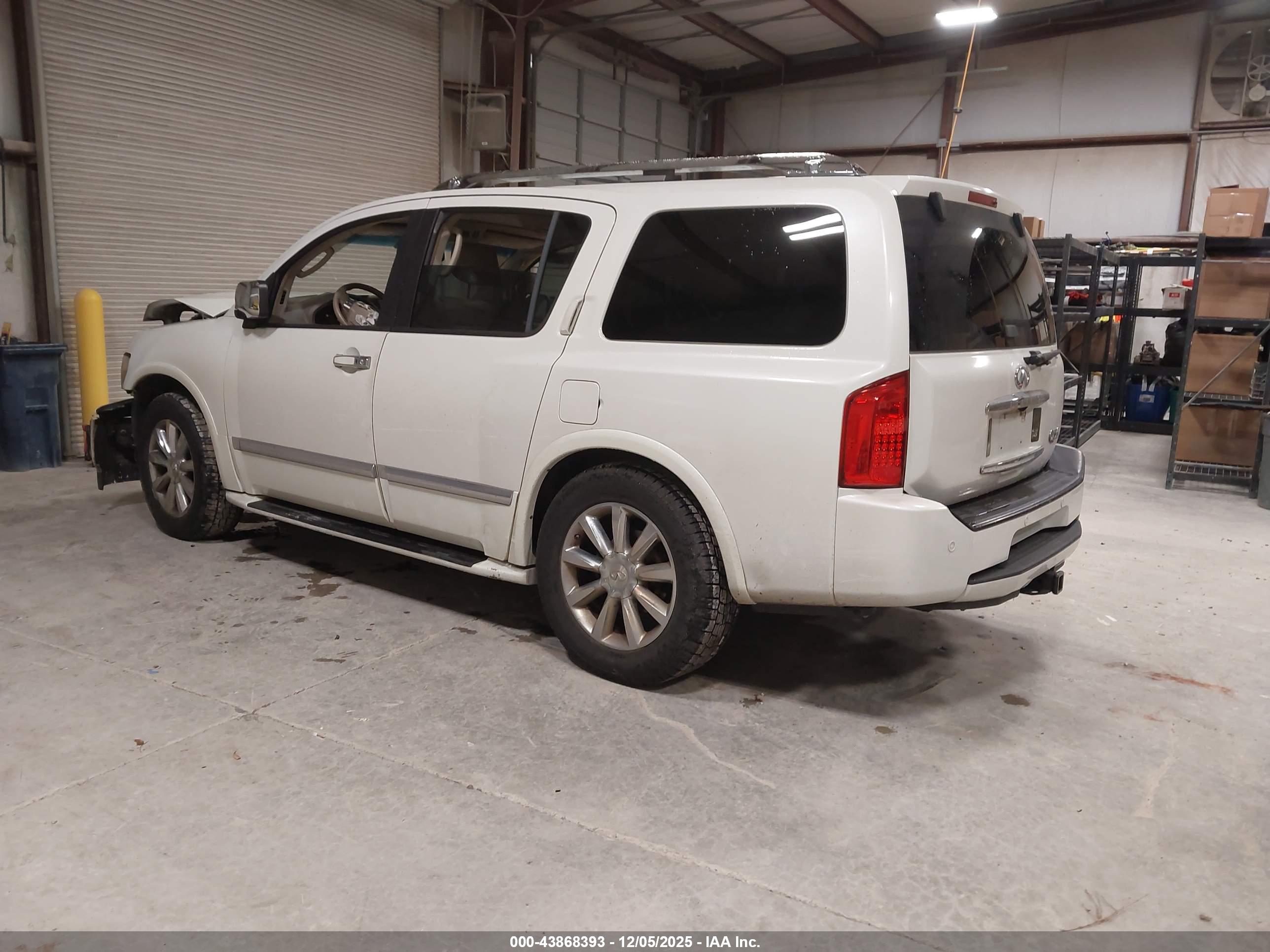 INFINITI QX56 image 3