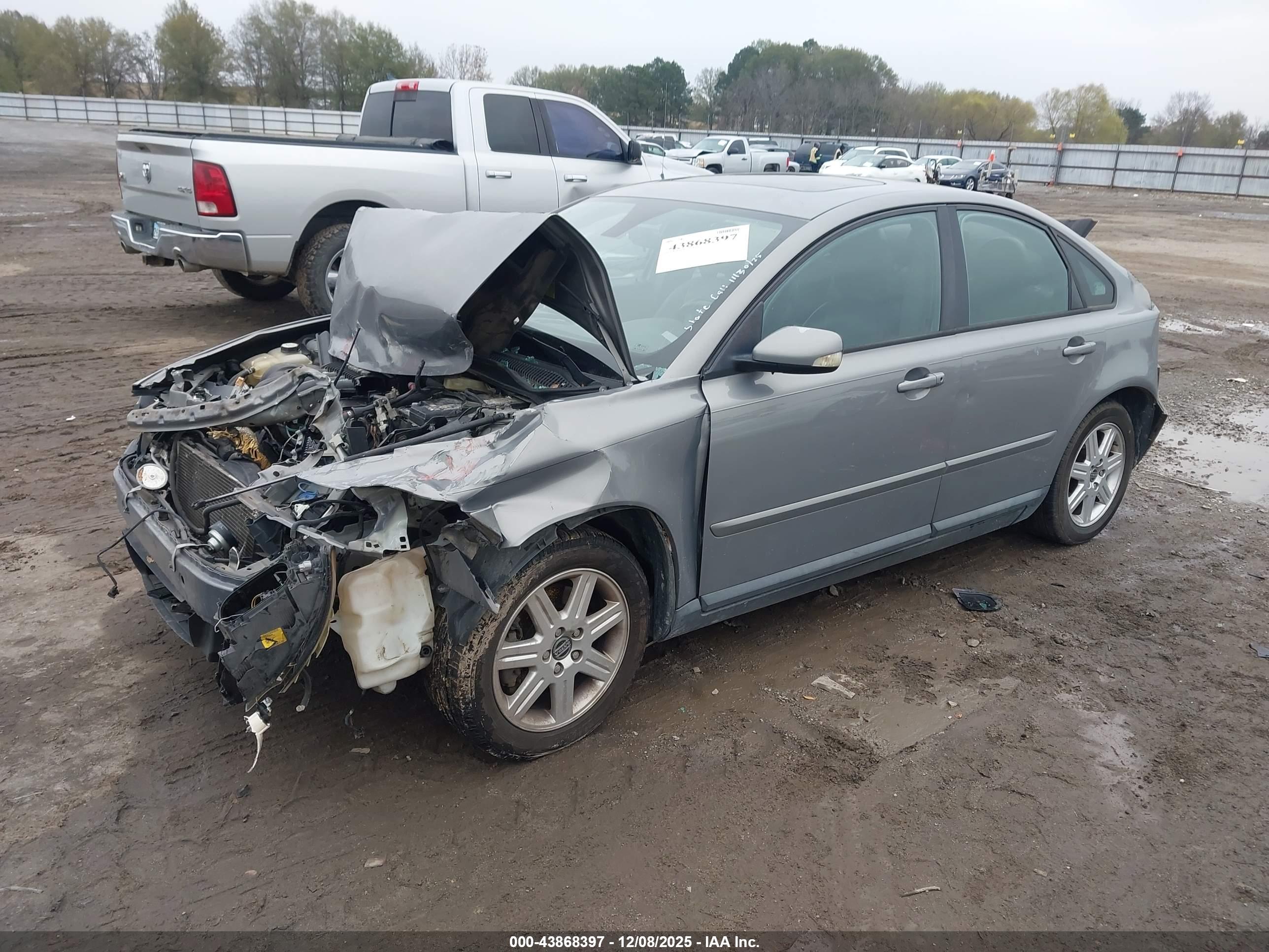 VOLVO S40 image 2