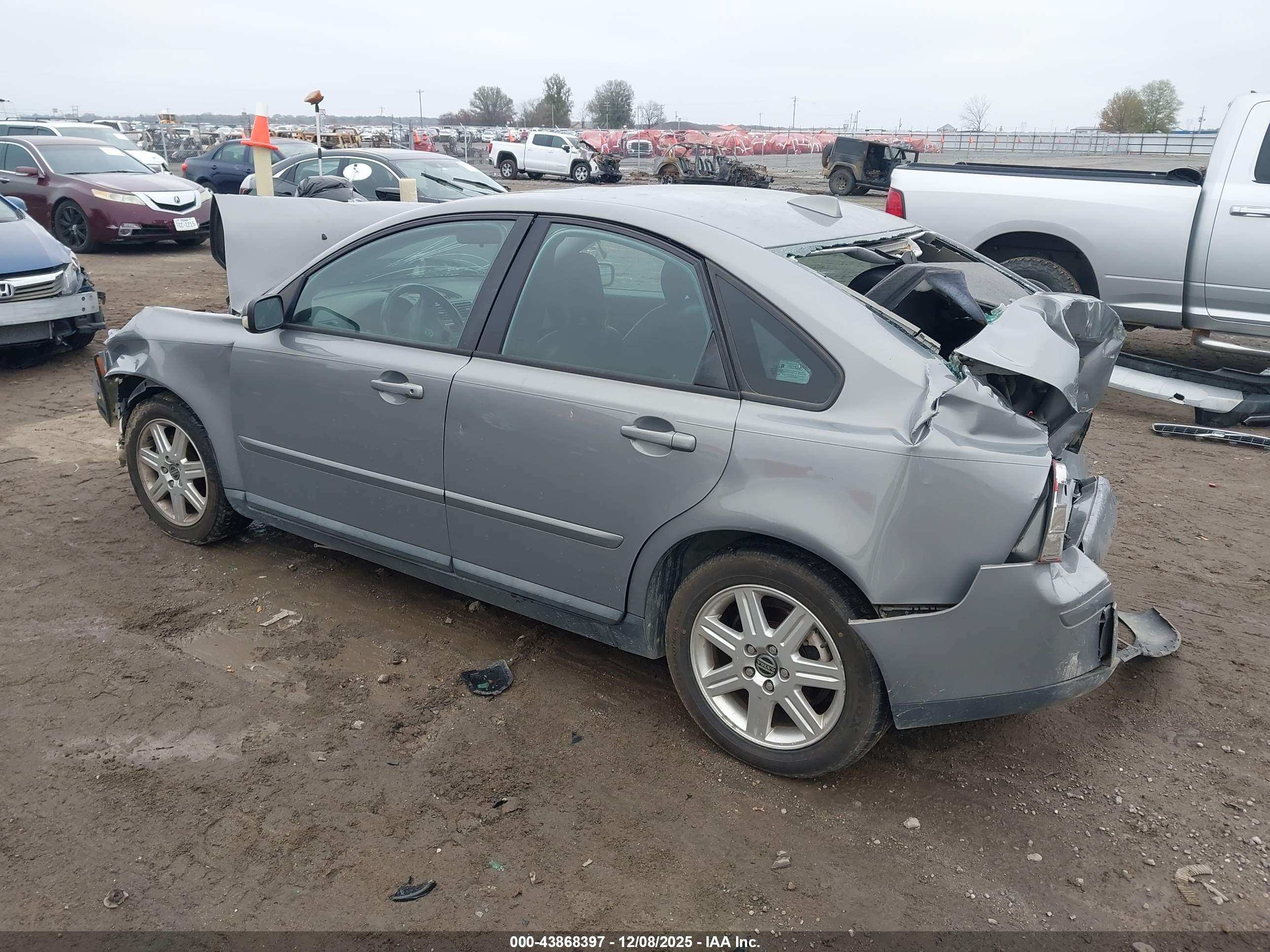 VOLVO S40 image 3