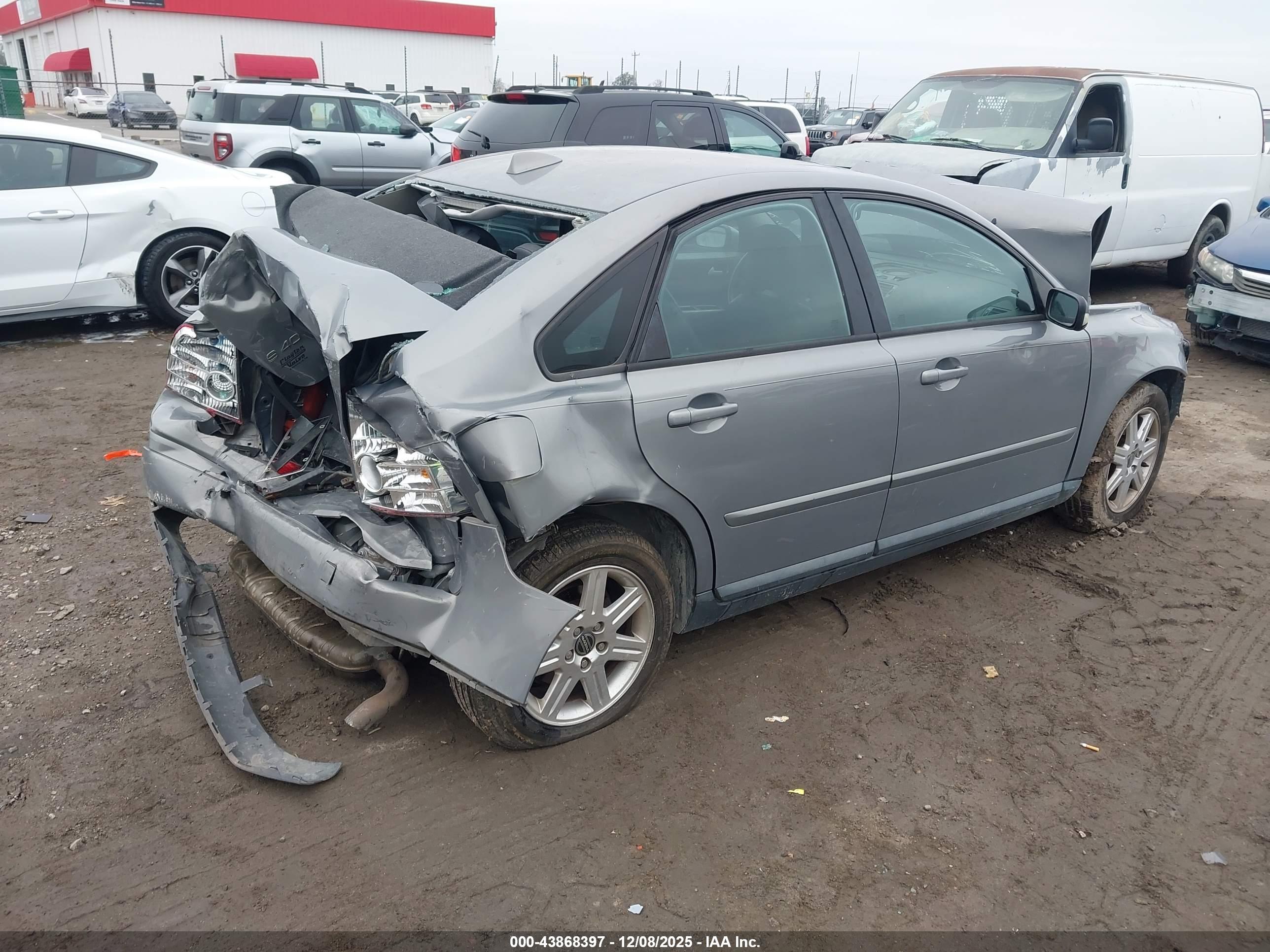 VOLVO S40 image 4