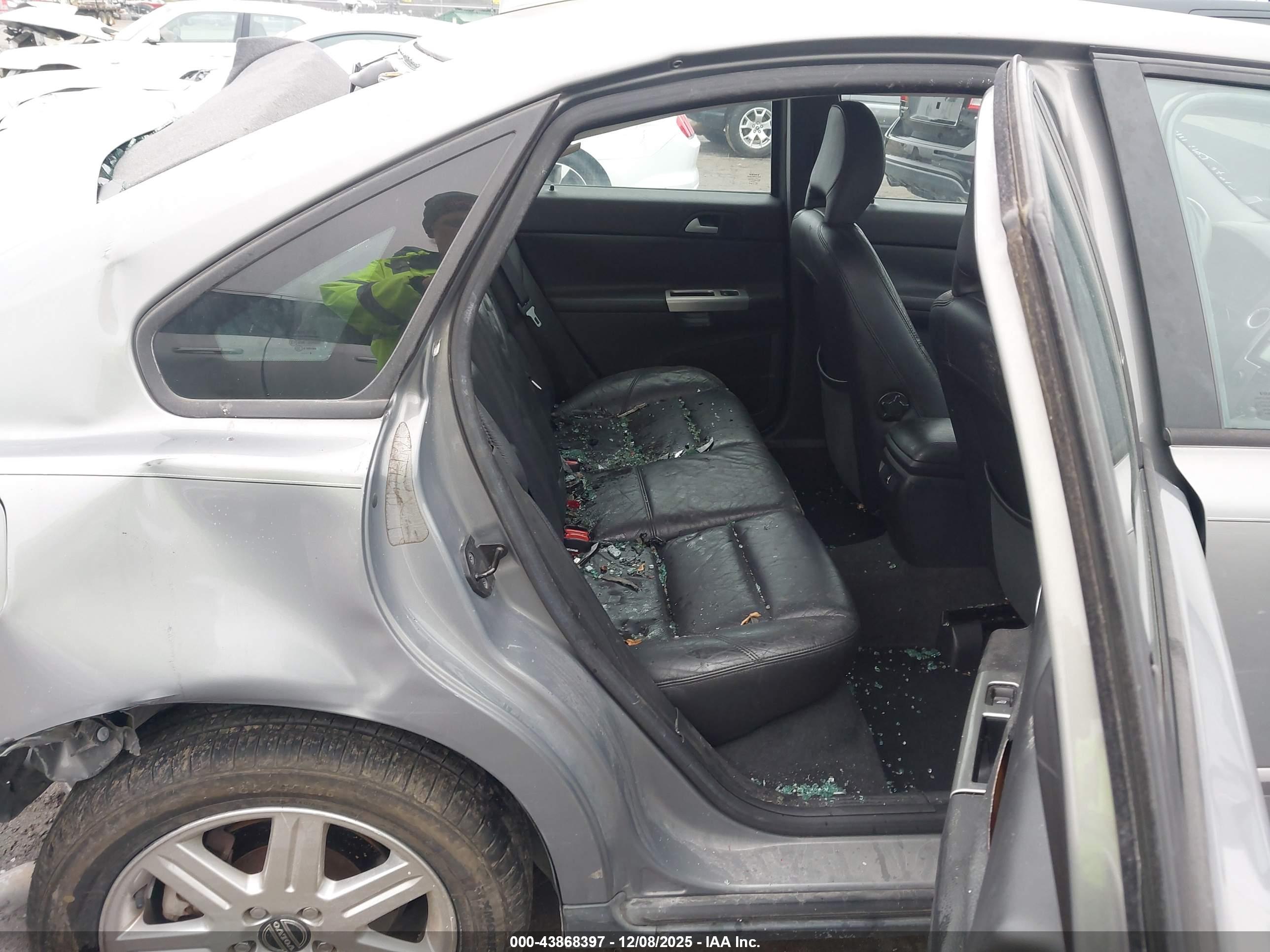 VOLVO S40 image 8
