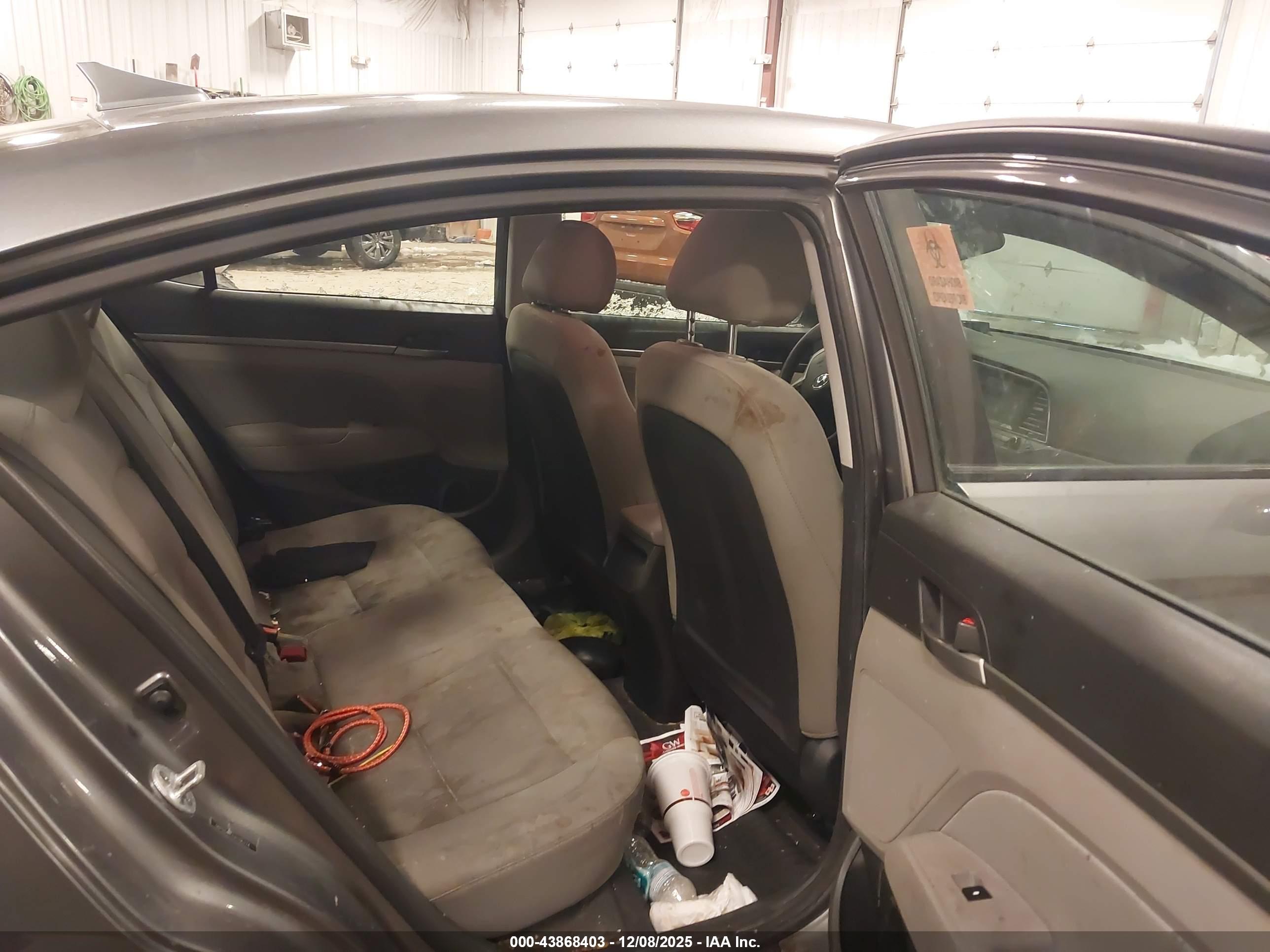 HYUNDAI ELANTRA image 8