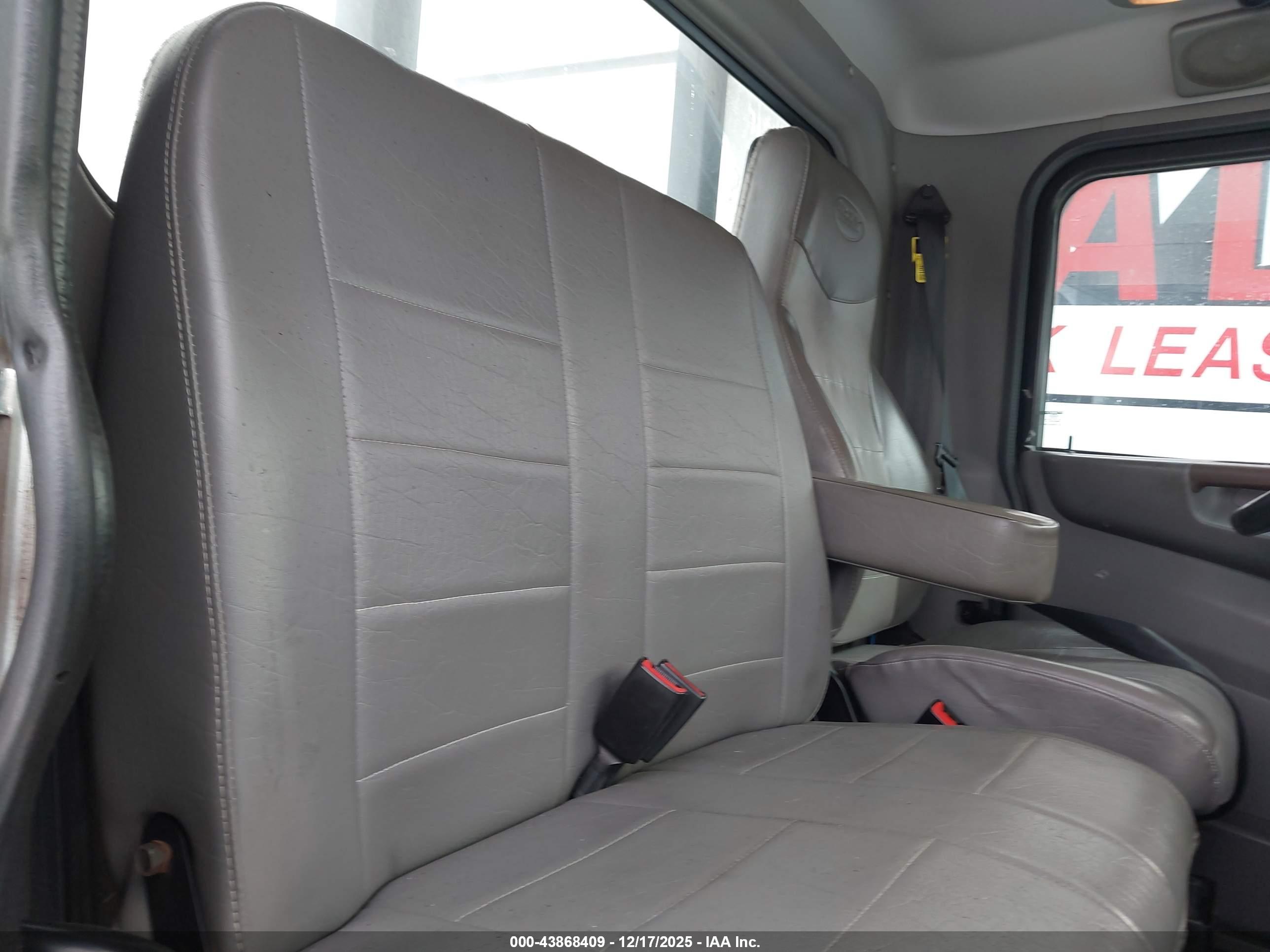 PETERBILT 337 image 7