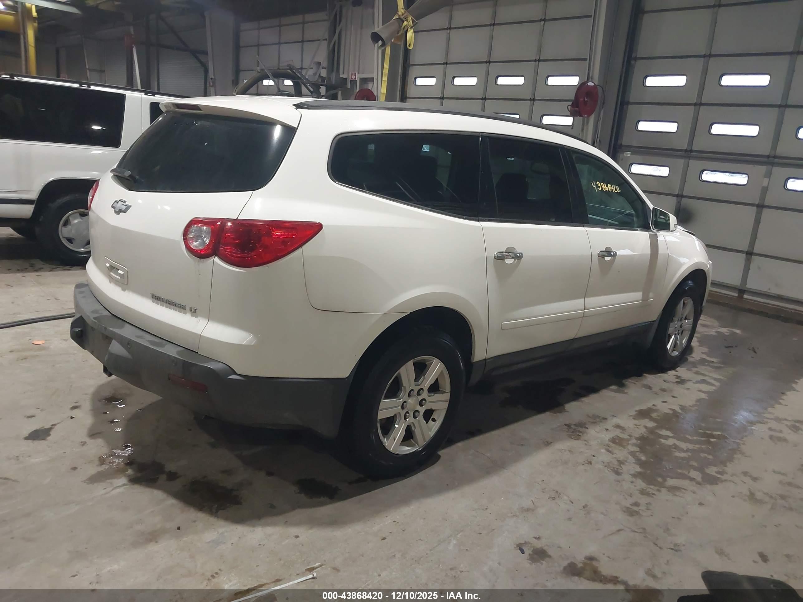 CHEVROLET TRAVERSE image 4