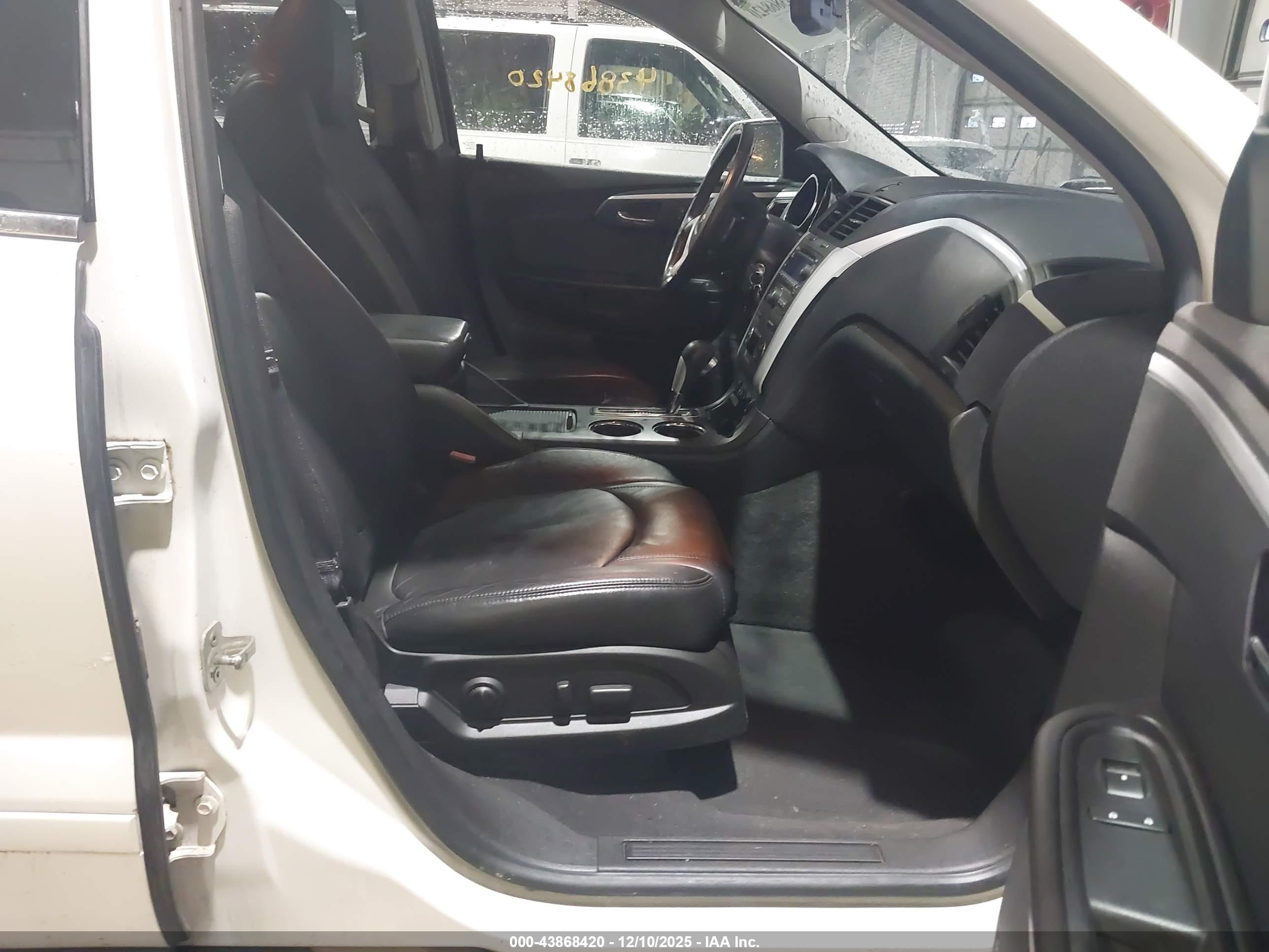 CHEVROLET TRAVERSE image 5