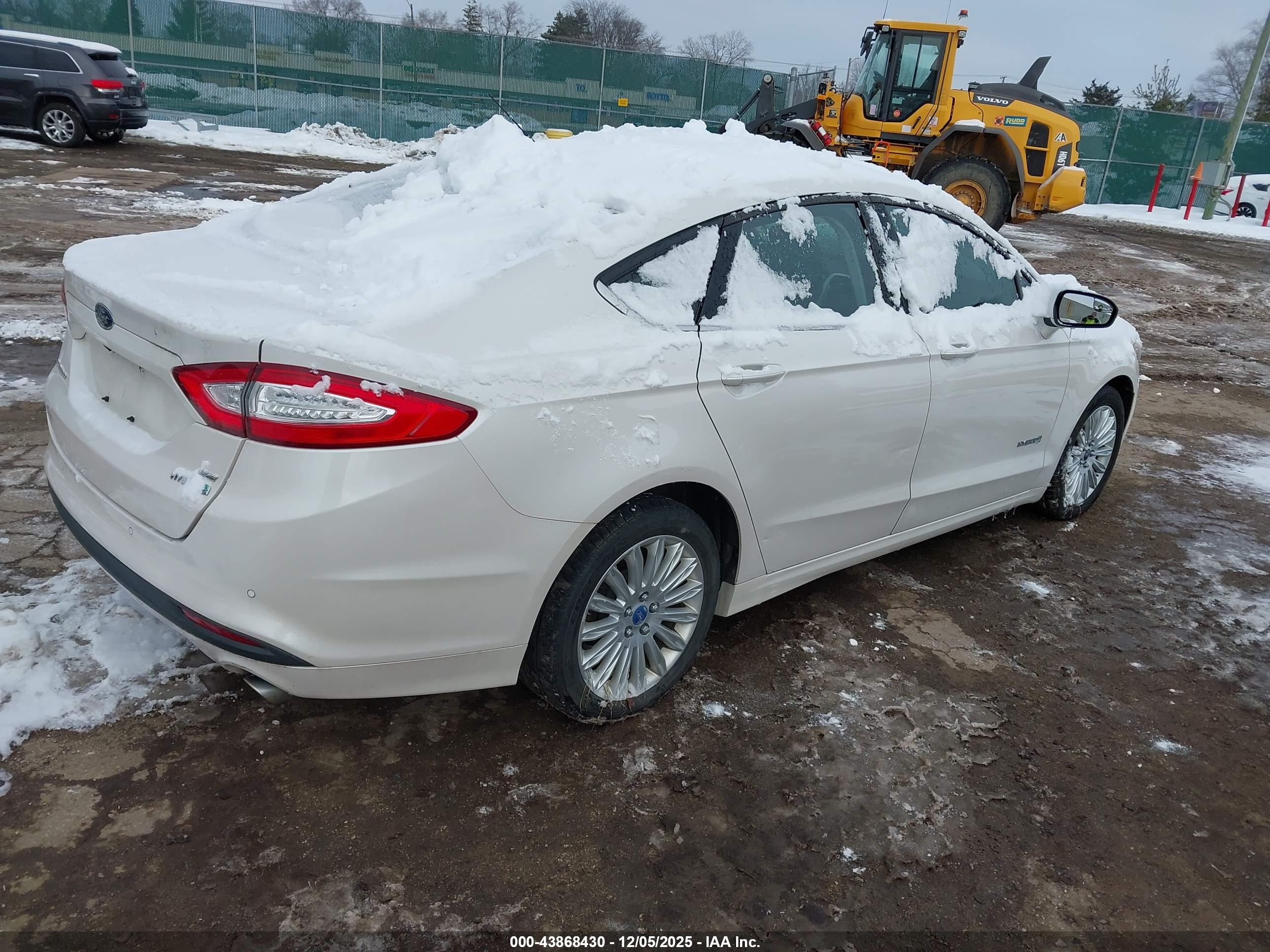 FORD FUSION image 4