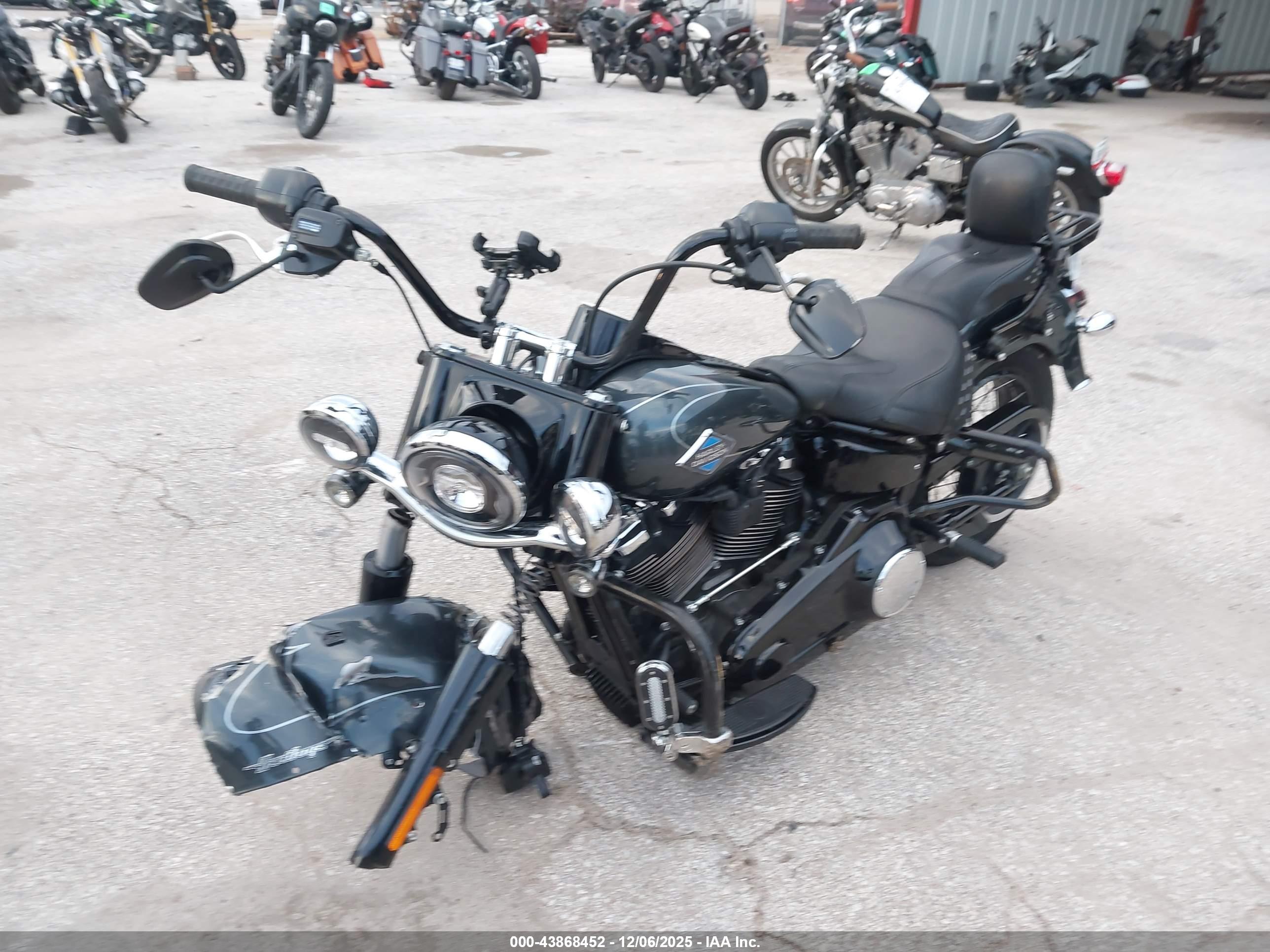 HARLEY-DAVIDSON FLHC image 2