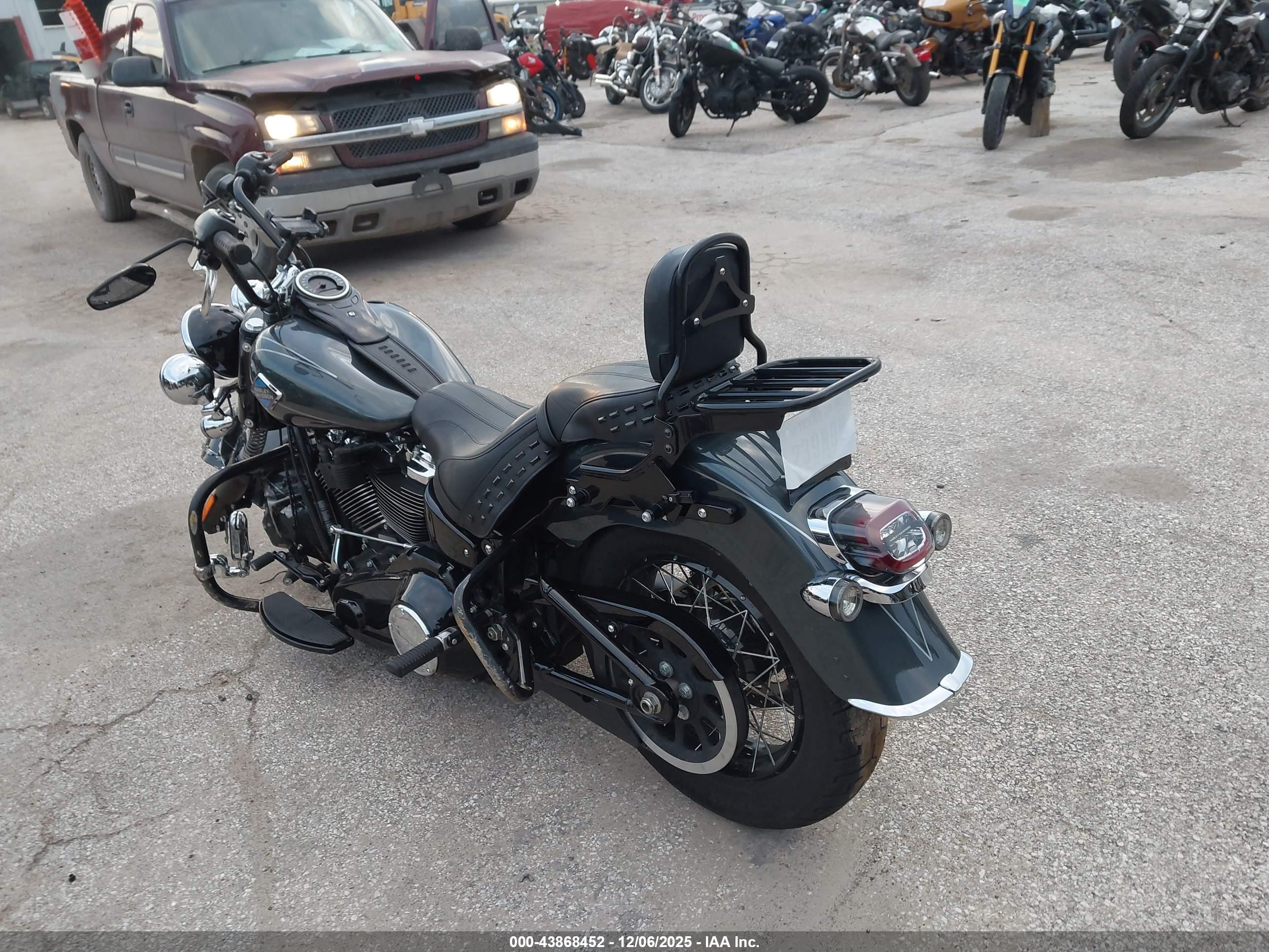 HARLEY-DAVIDSON FLHC image 3