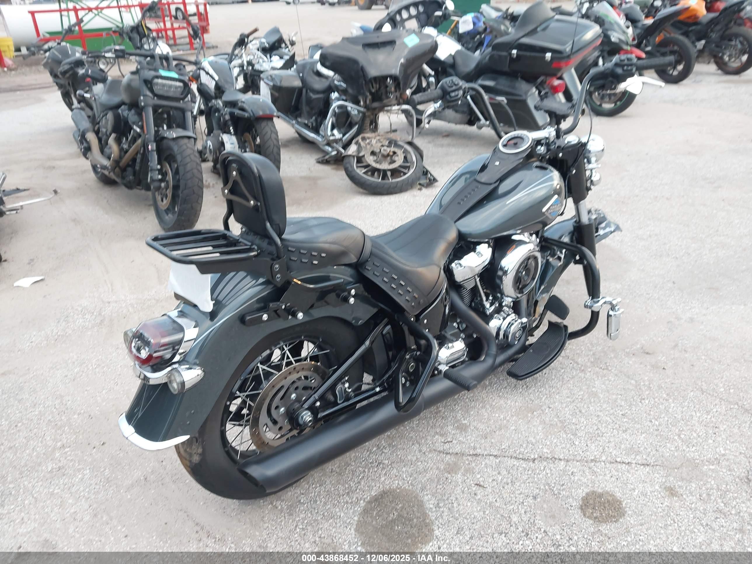 HARLEY-DAVIDSON FLHC image 4