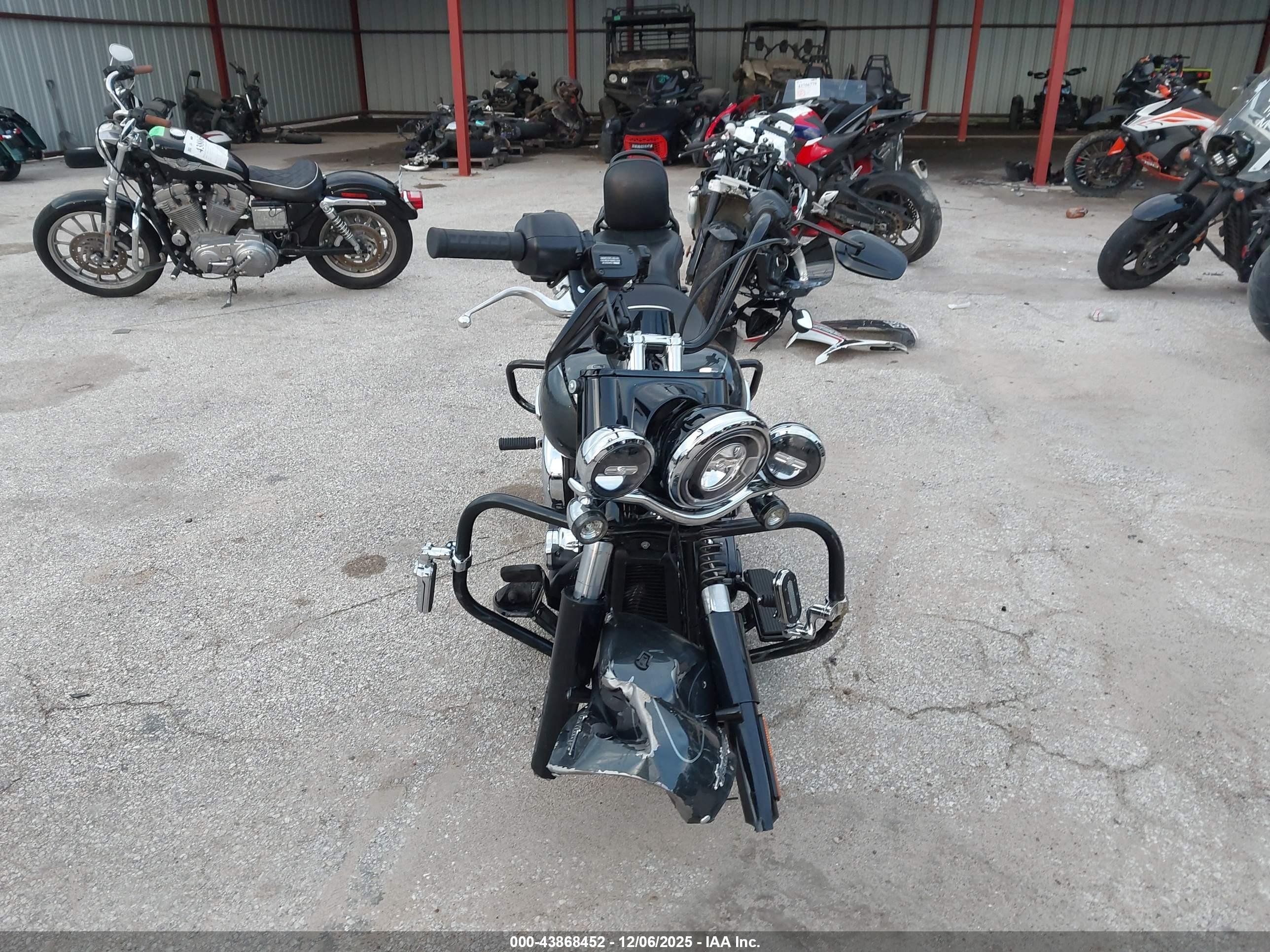HARLEY-DAVIDSON FLHC image 5