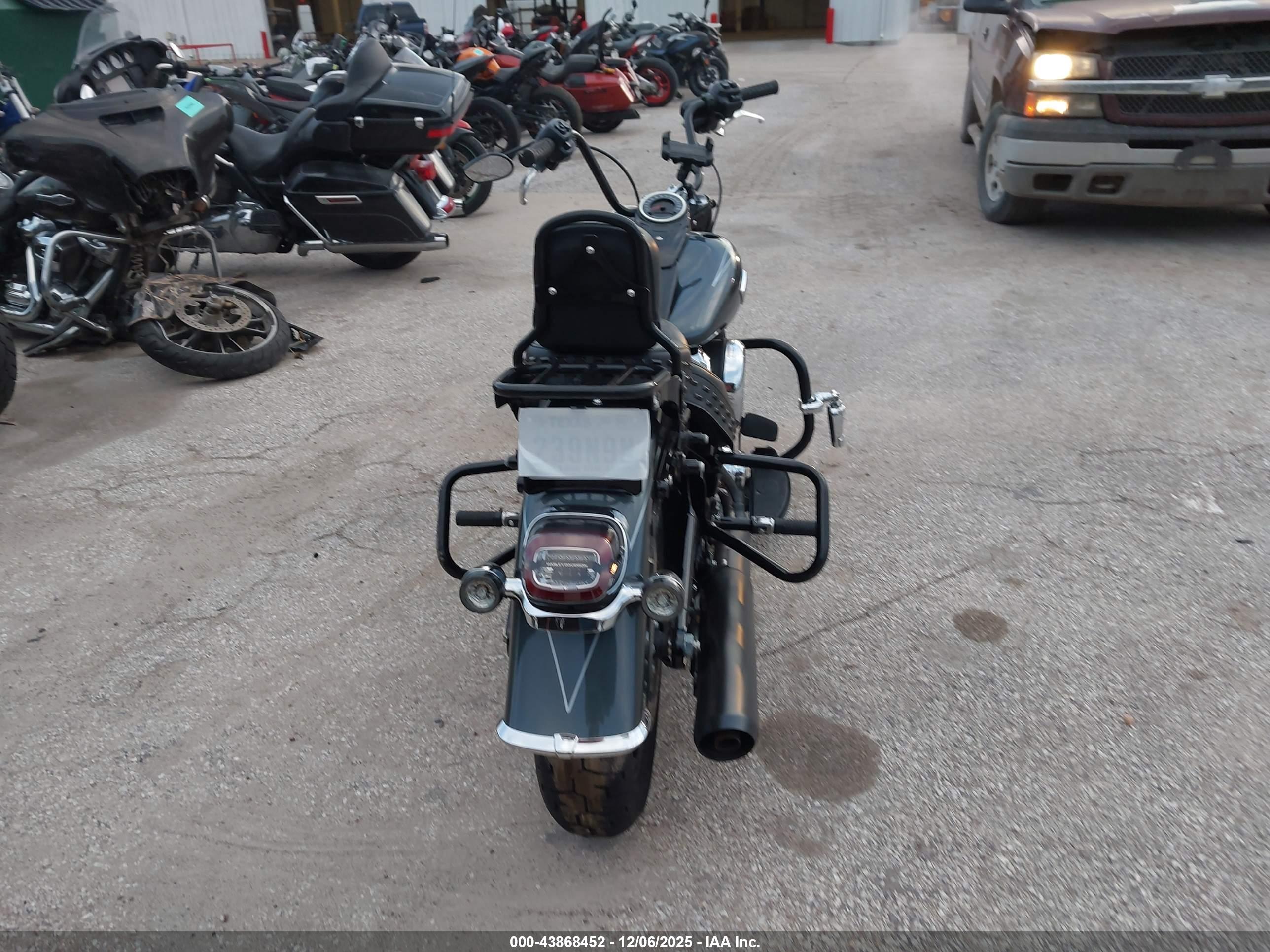 HARLEY-DAVIDSON FLHC image 6