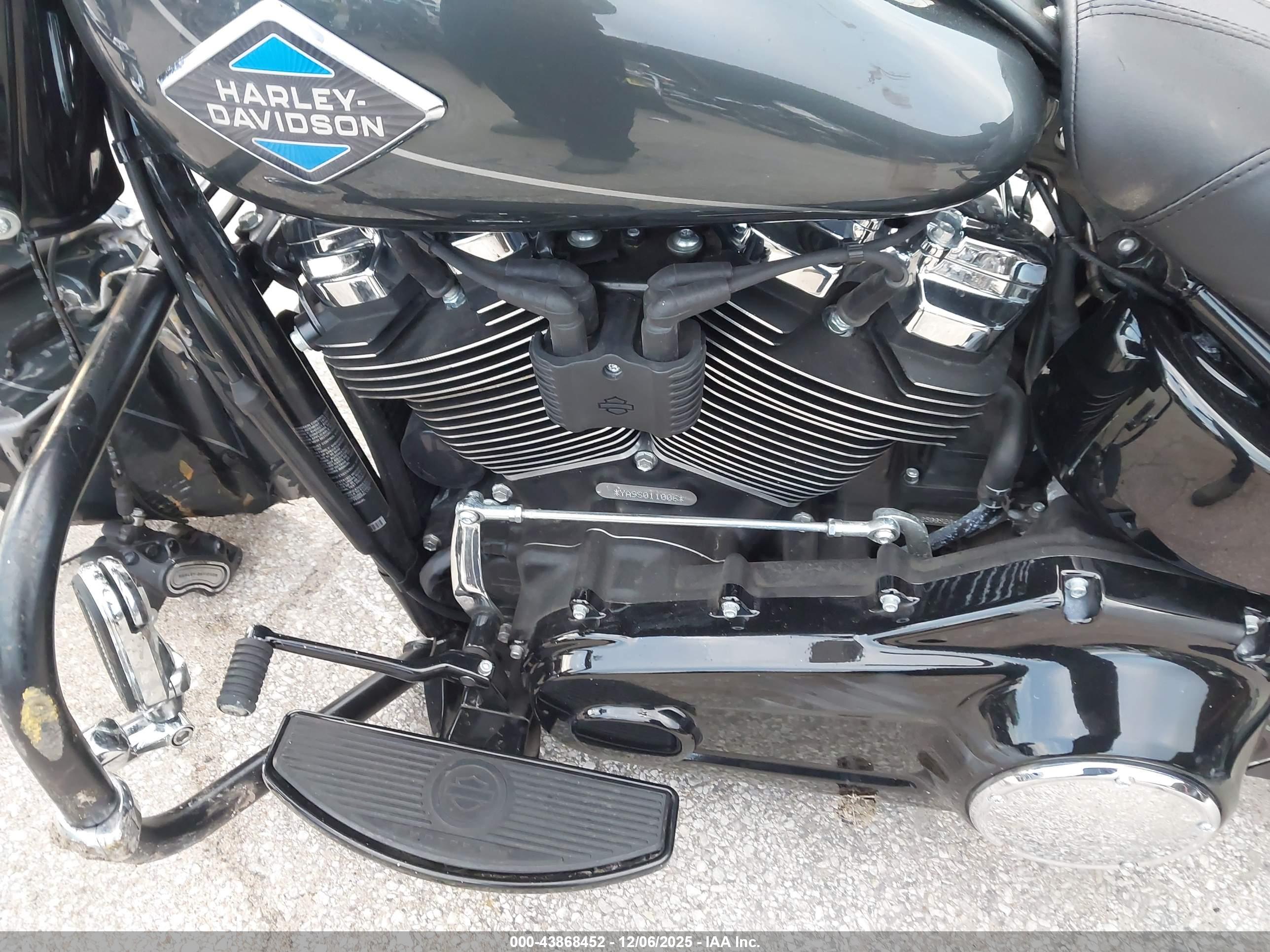HARLEY-DAVIDSON FLHC image 9