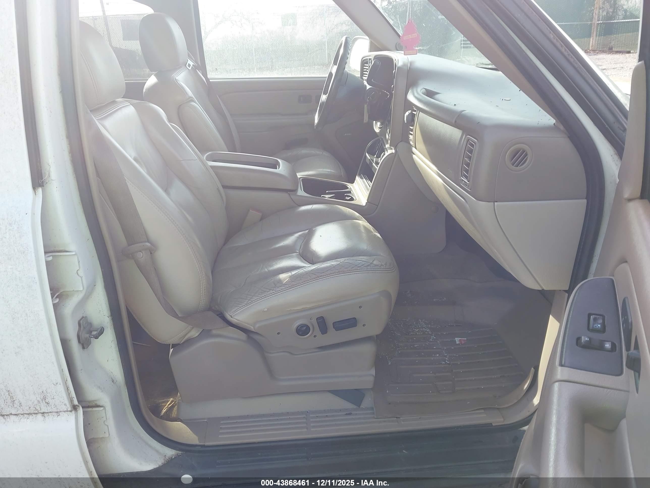 CHEVROLET SUBURBAN image 5