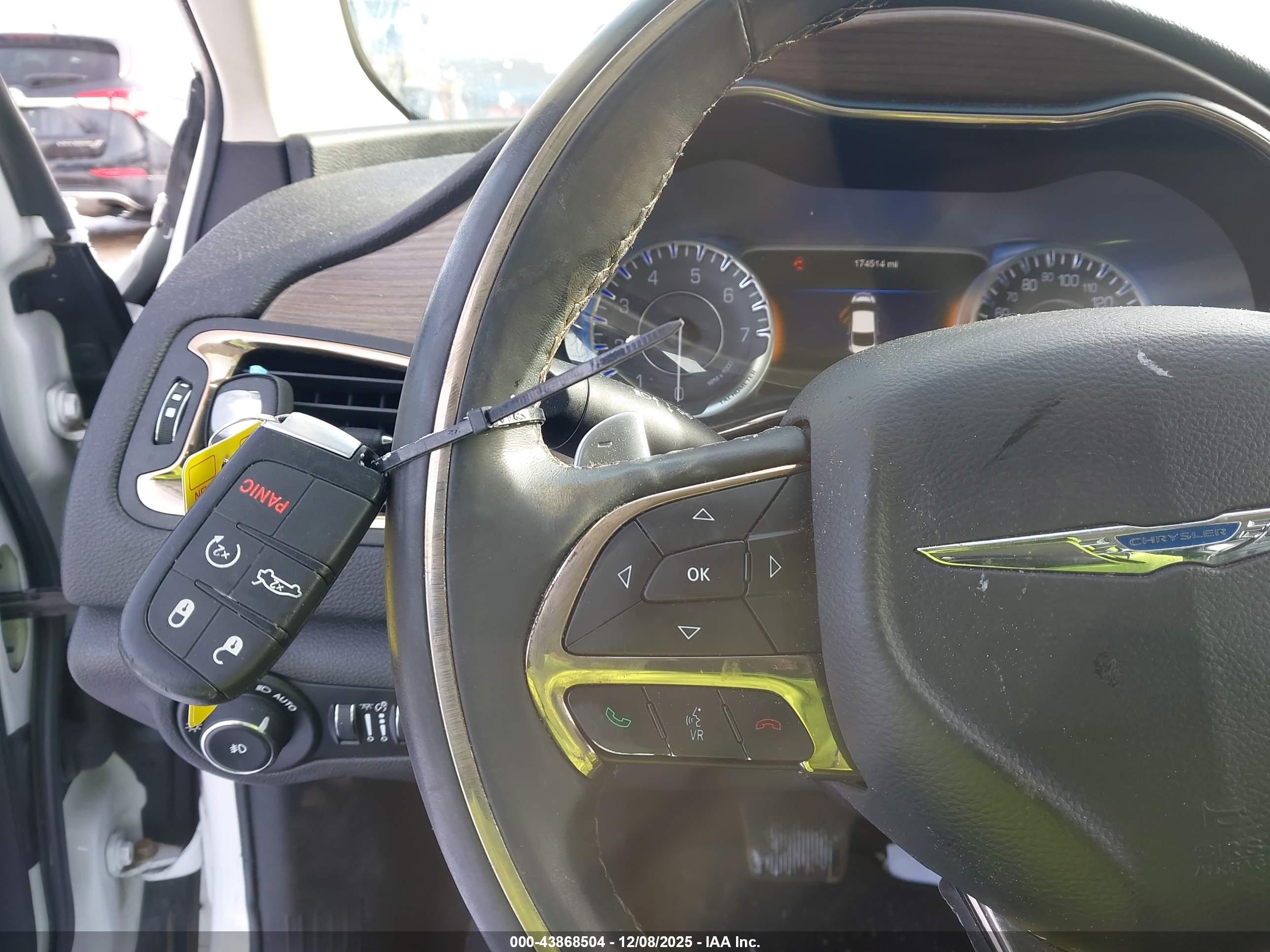 CHRYSLER 200 image 11
