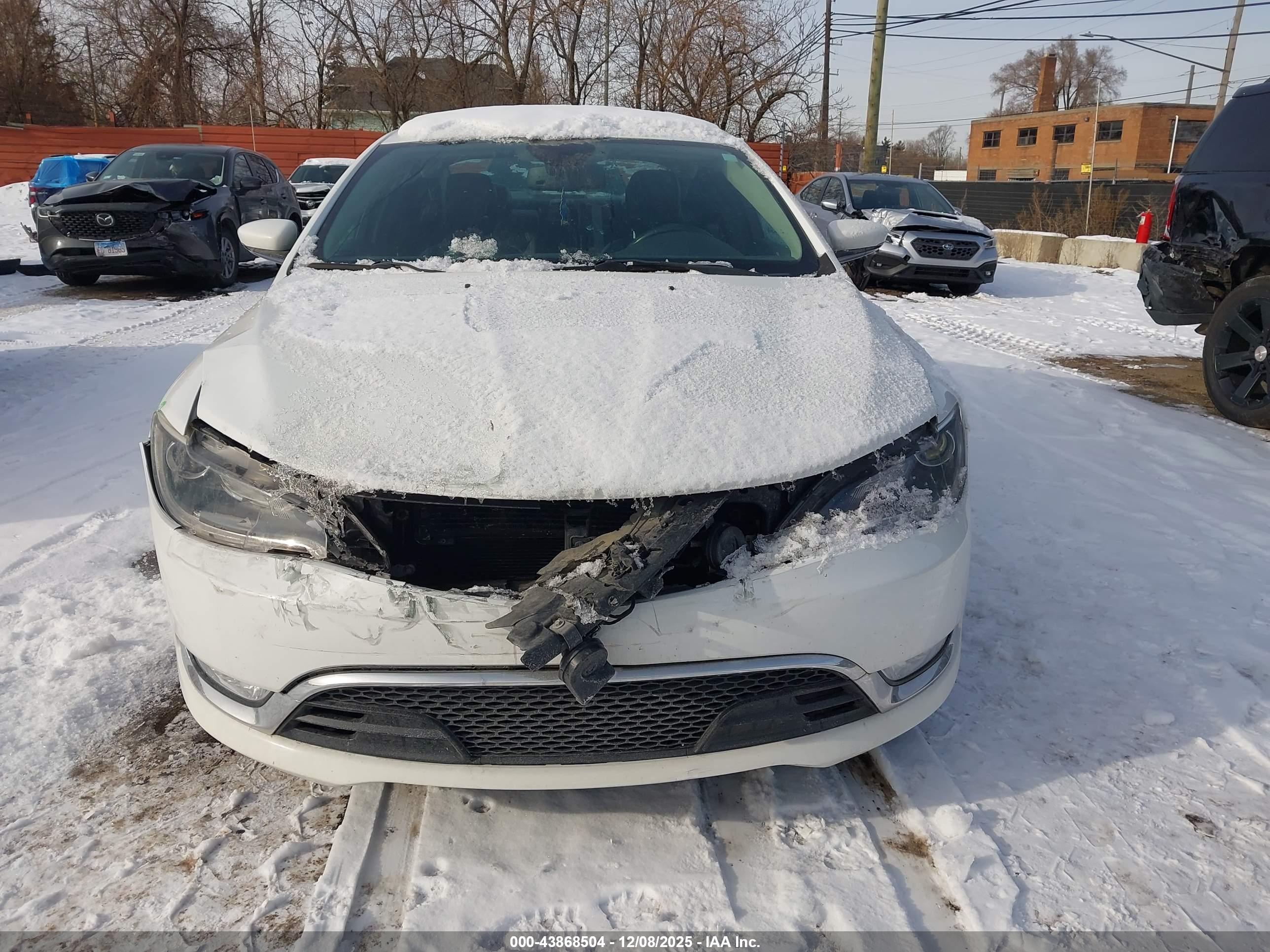 CHRYSLER 200 image 6