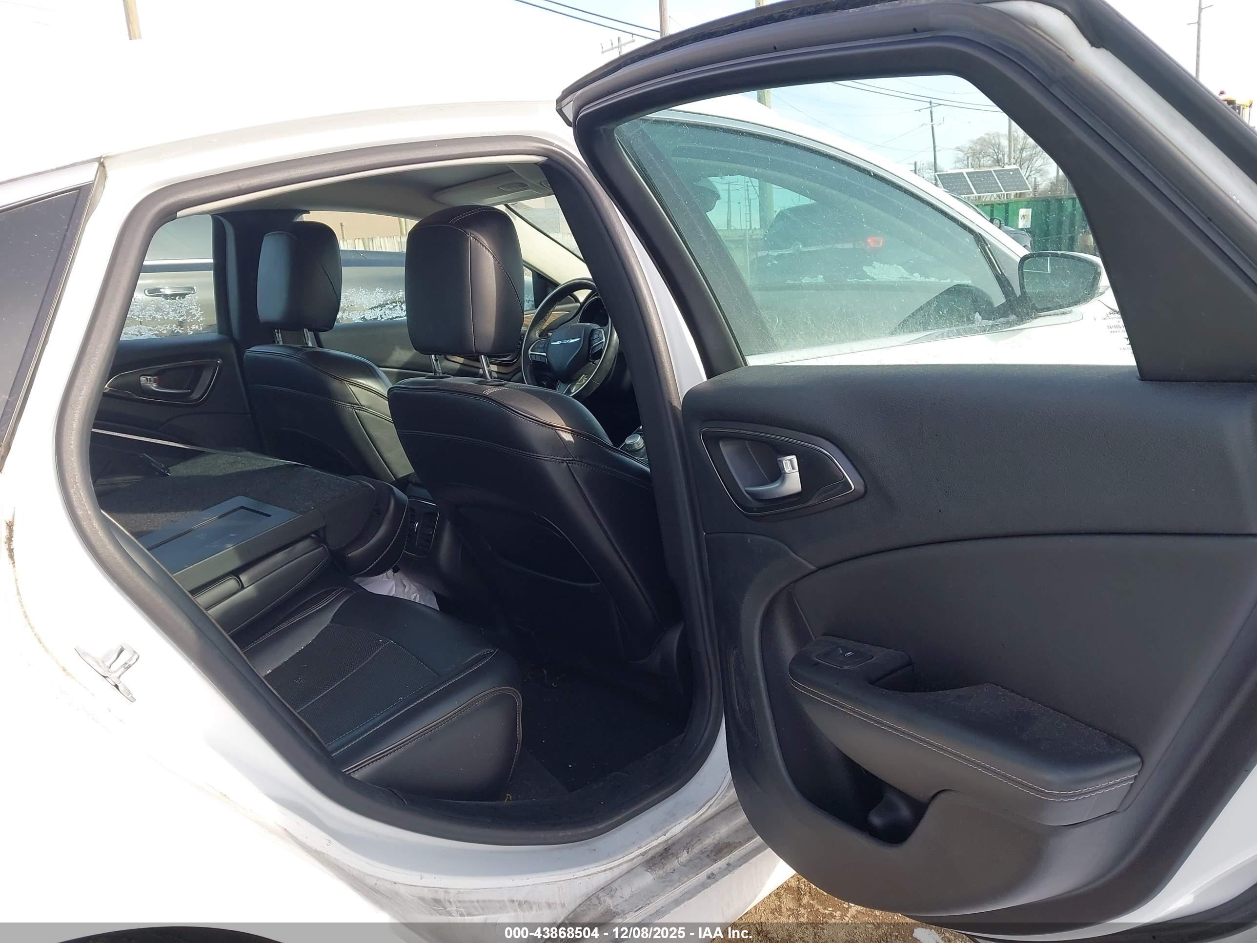 CHRYSLER 200 image 8