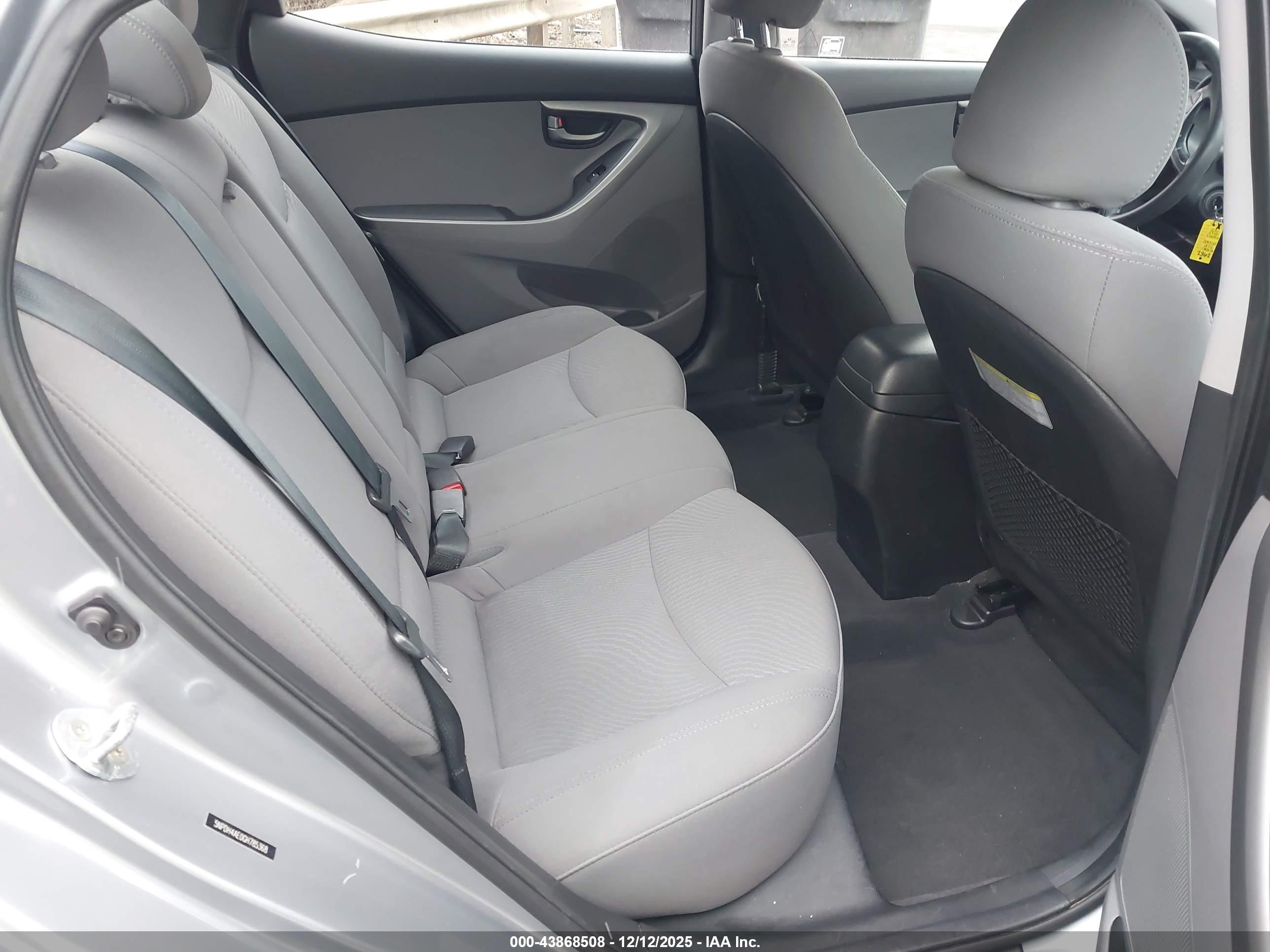 HYUNDAI ELANTRA image 8
