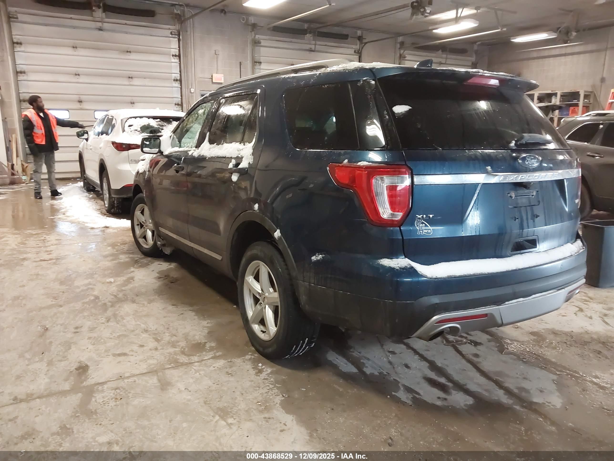 FORD EXPLORER image 3