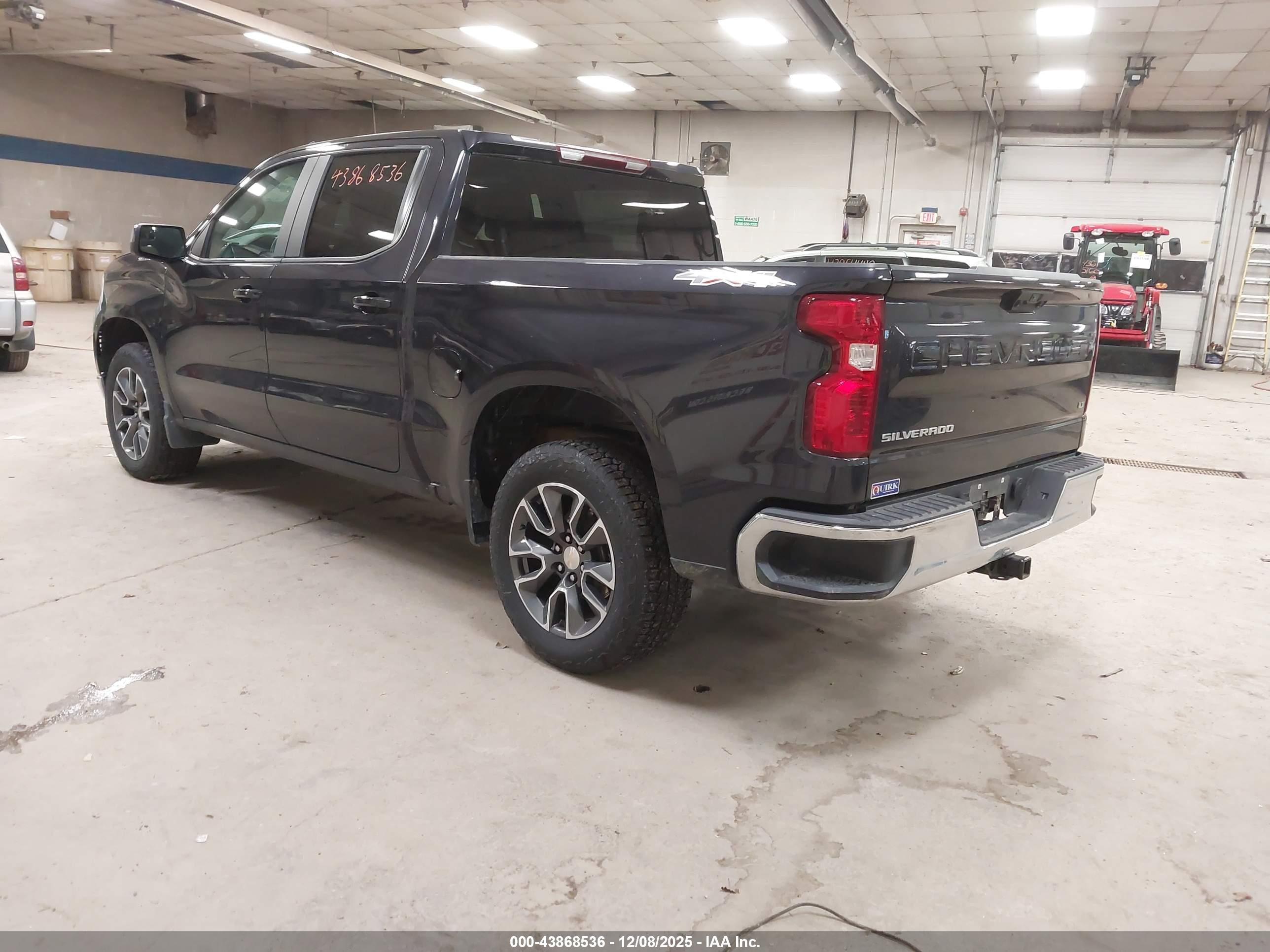 CHEVROLET SILVERADO image 3