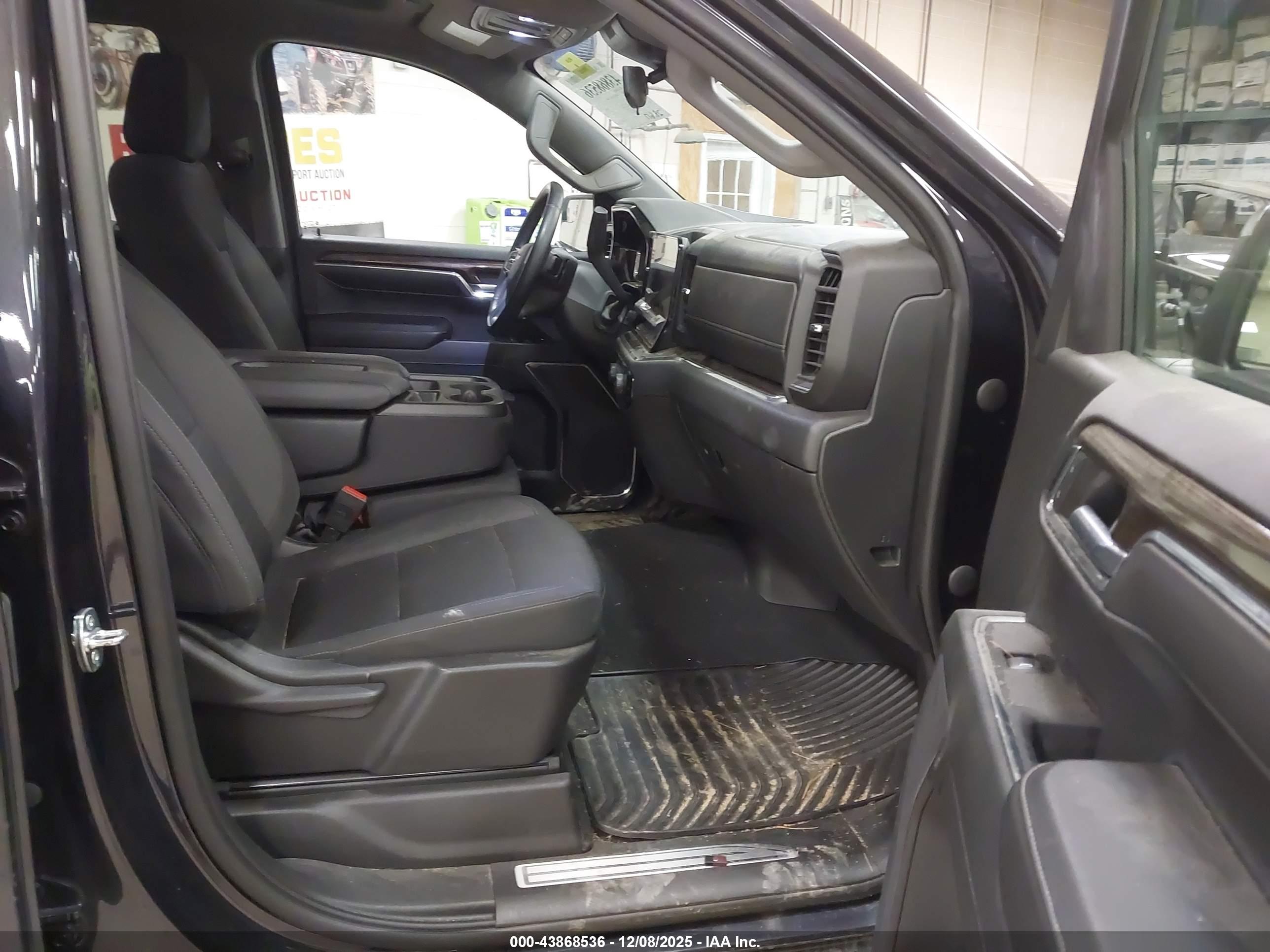 CHEVROLET SILVERADO image 5