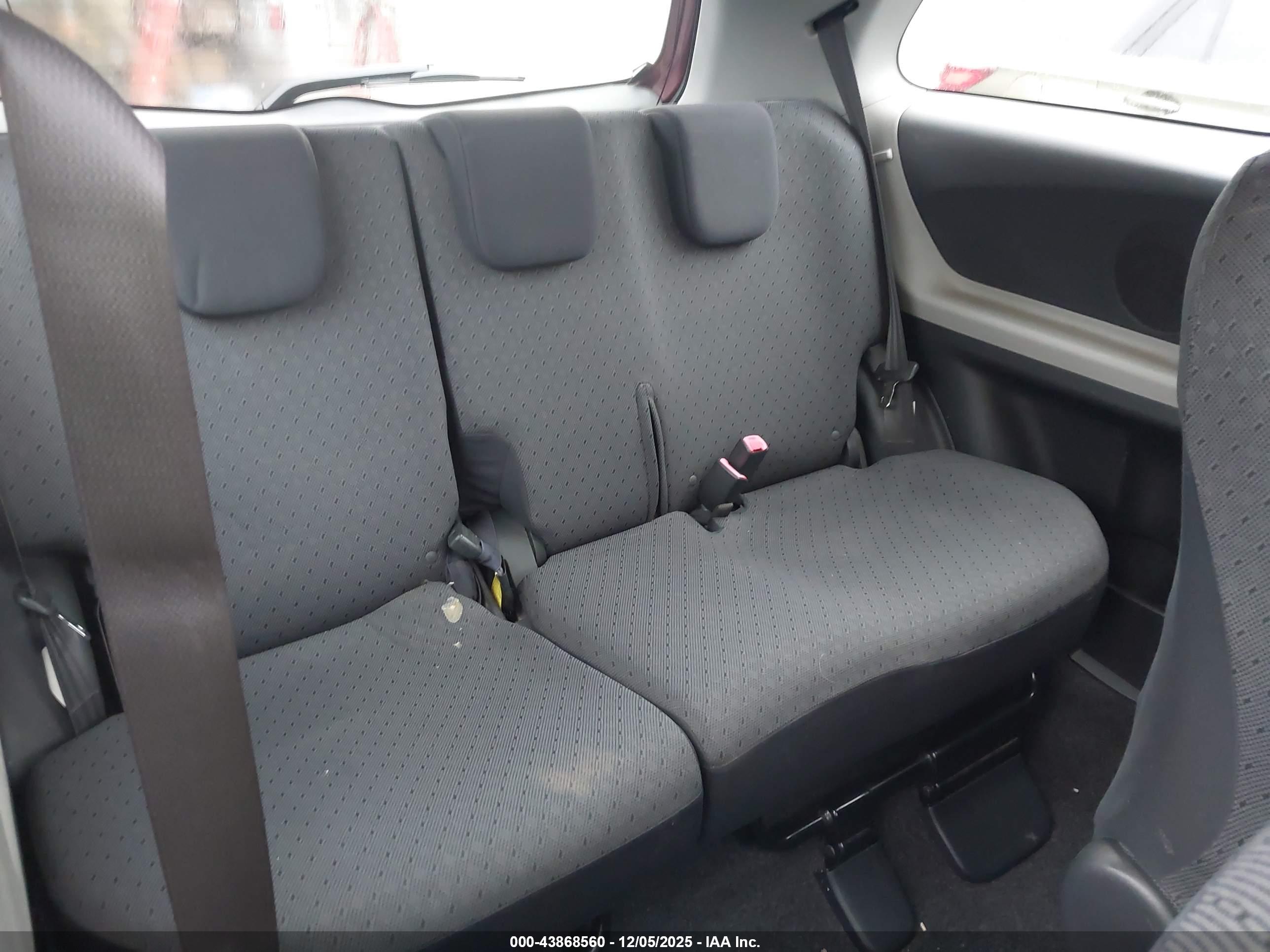 TOYOTA YARIS image 8