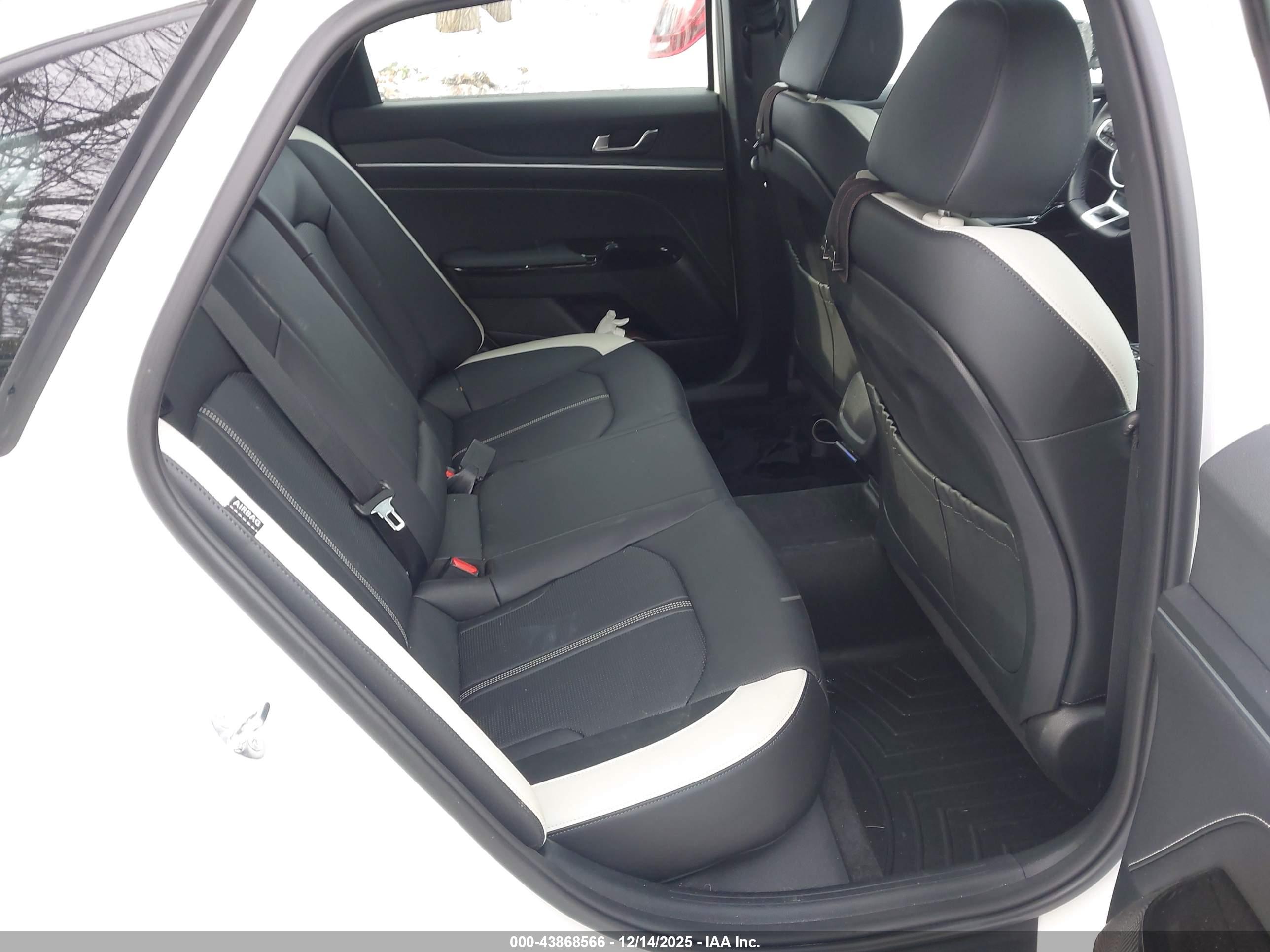 KIA K5 image 8