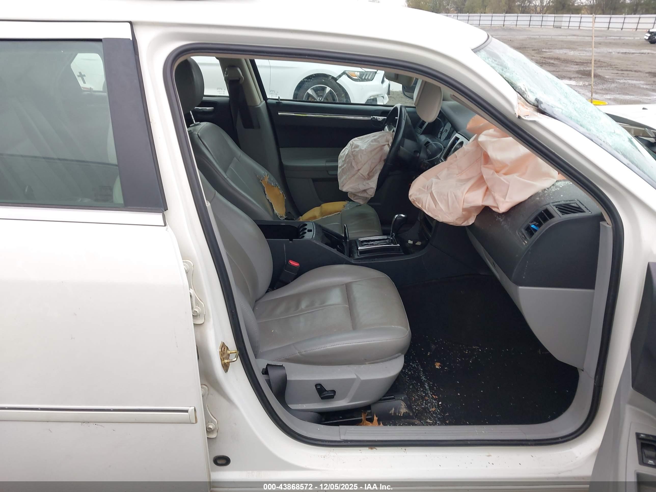 CHRYSLER 300 image 5