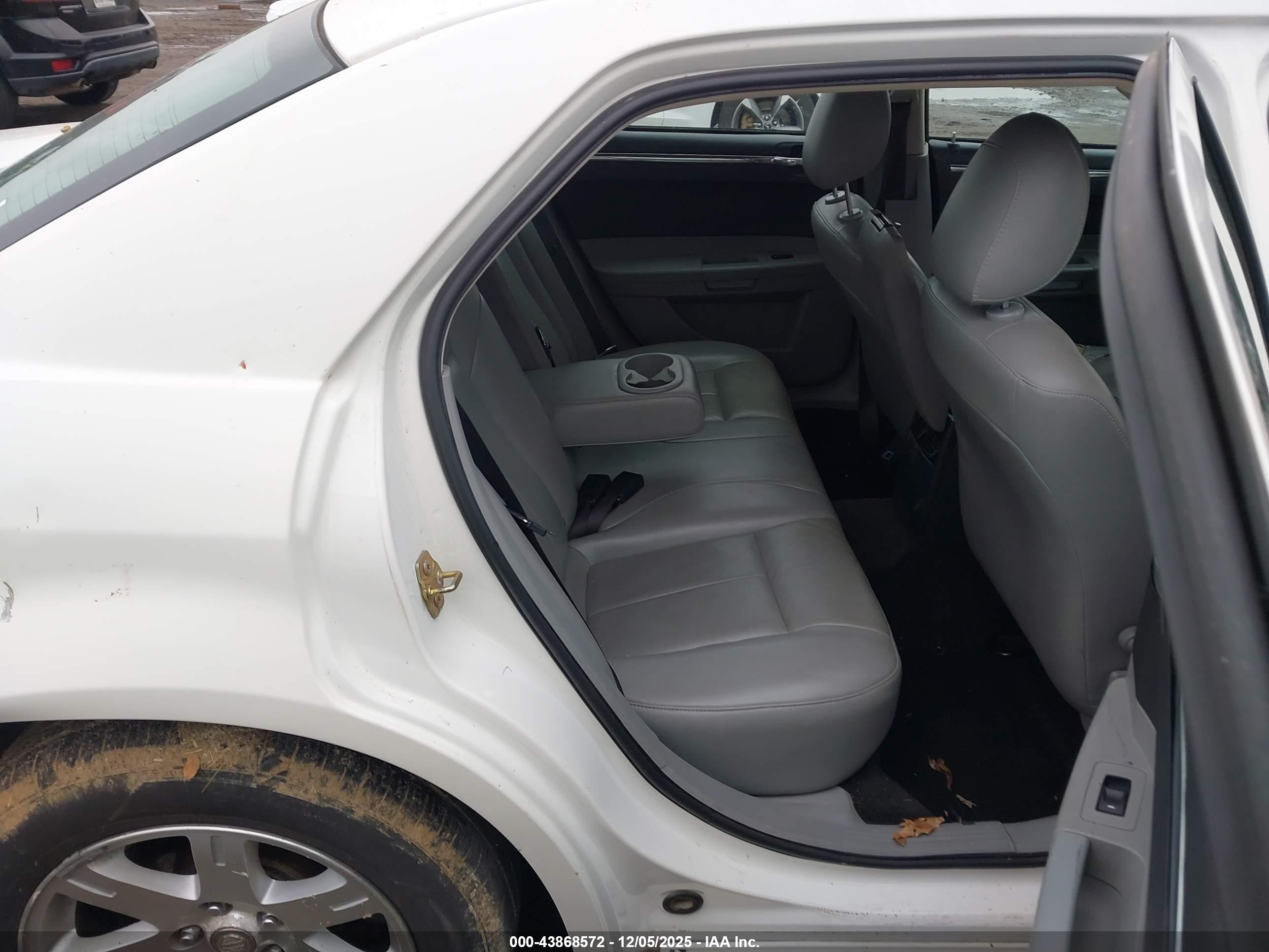 CHRYSLER 300 image 8
