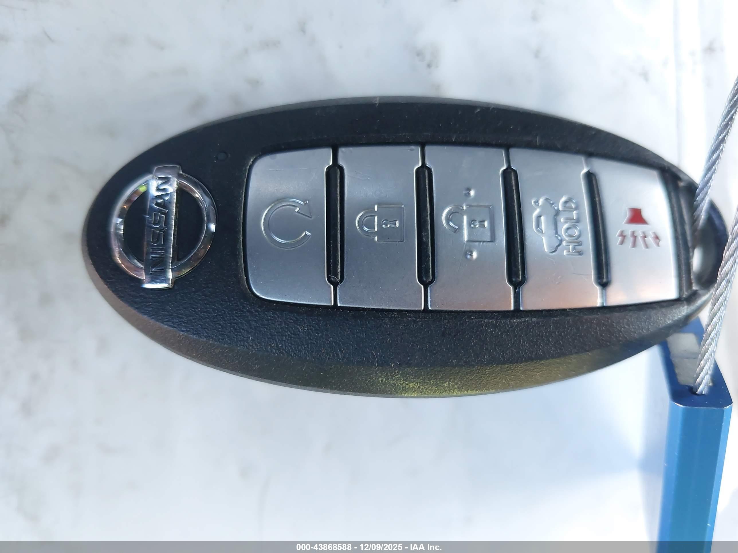 NISSAN VERSA image 11