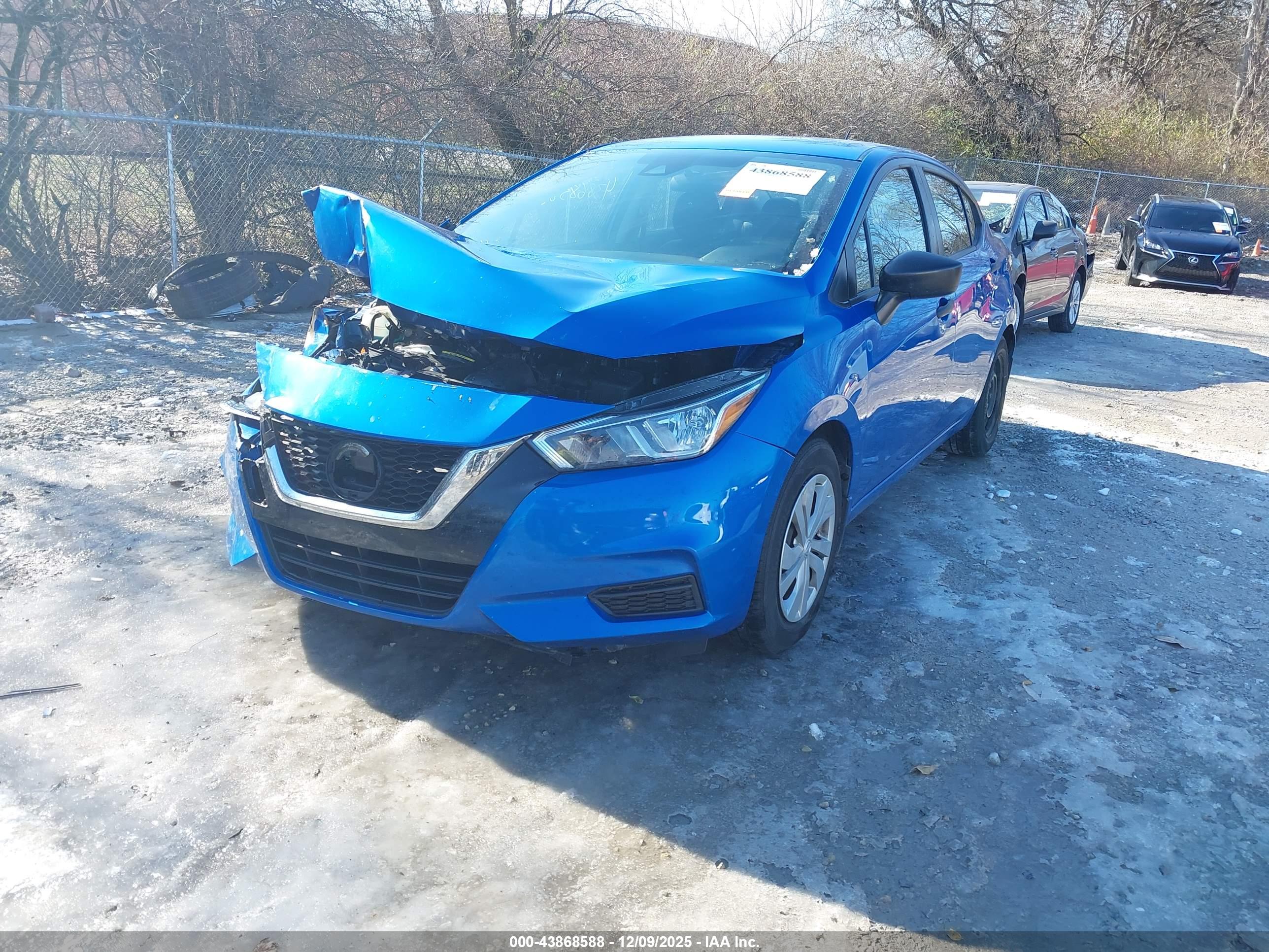 NISSAN VERSA image 2