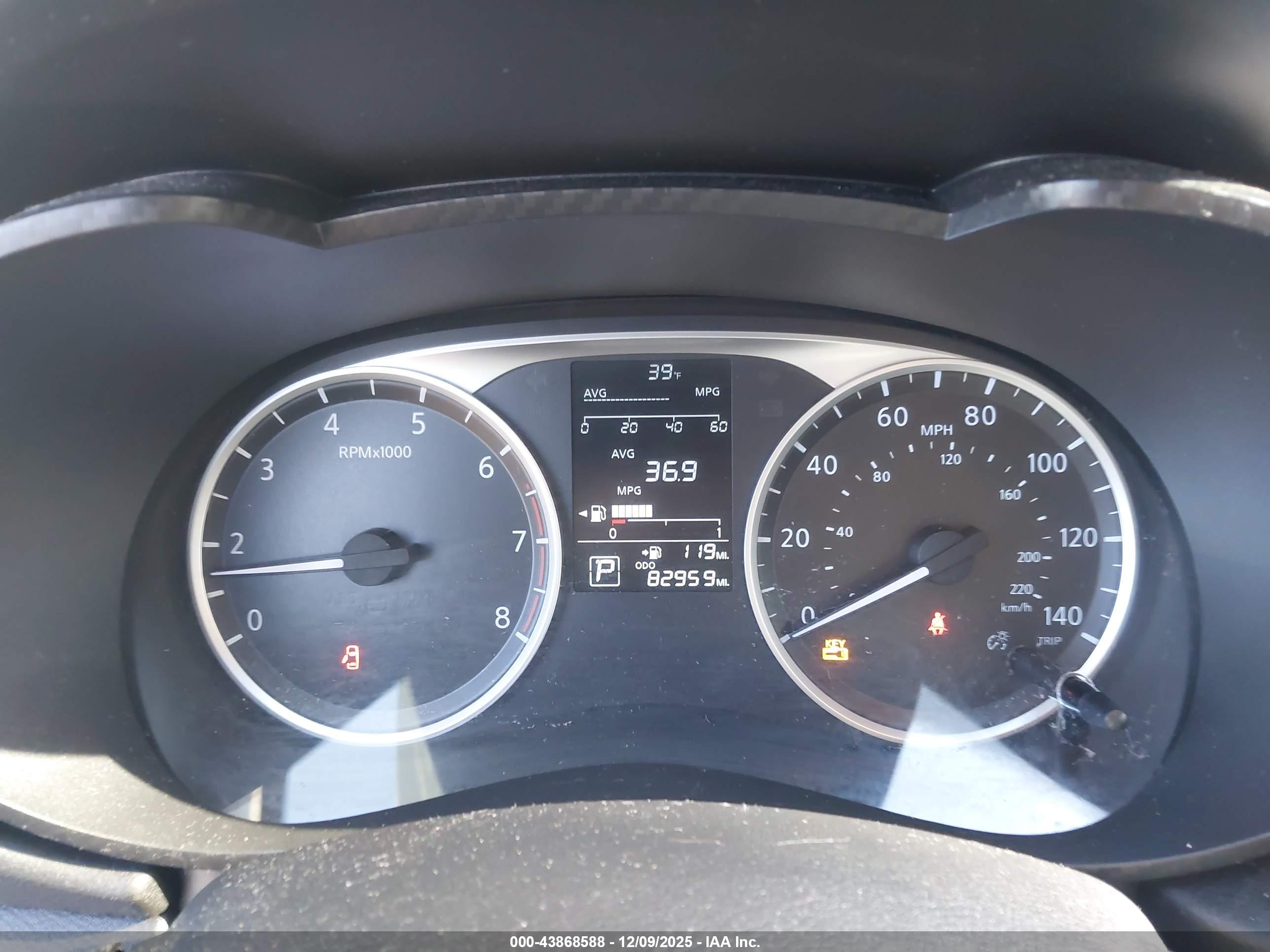 NISSAN VERSA image 7