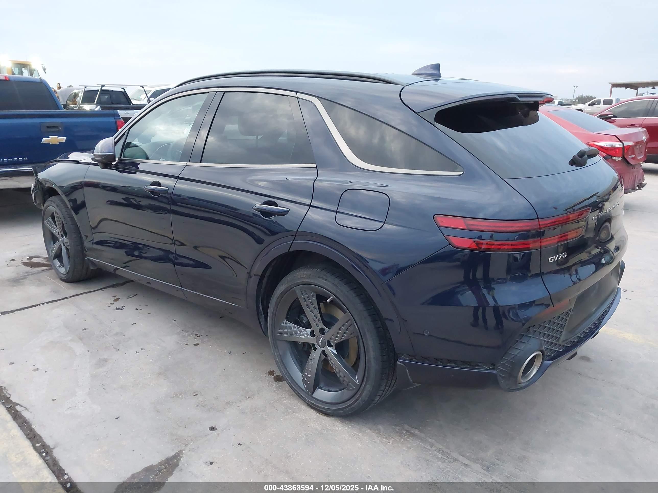 GENESIS GV70 image 3