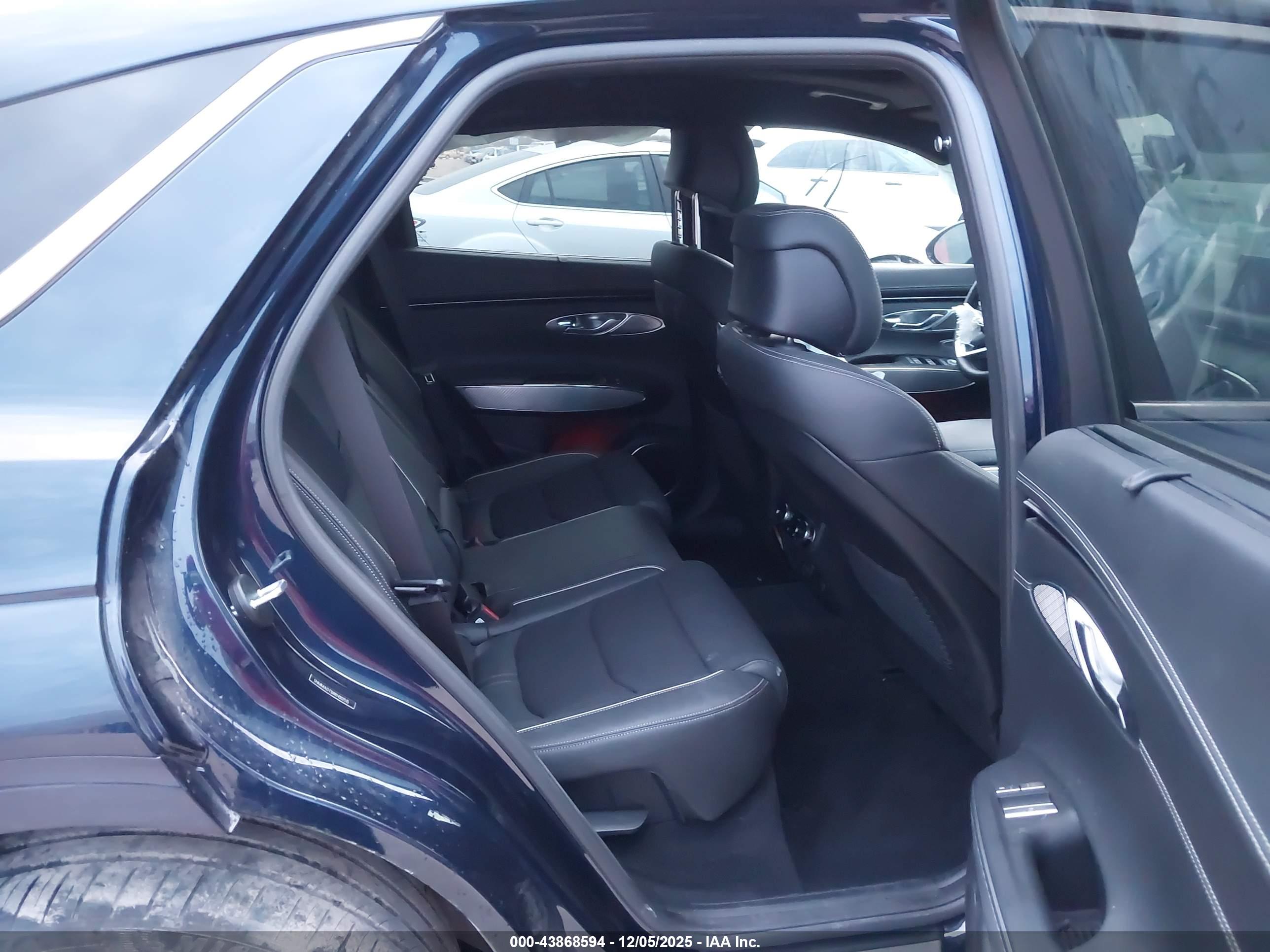 GENESIS GV70 image 8