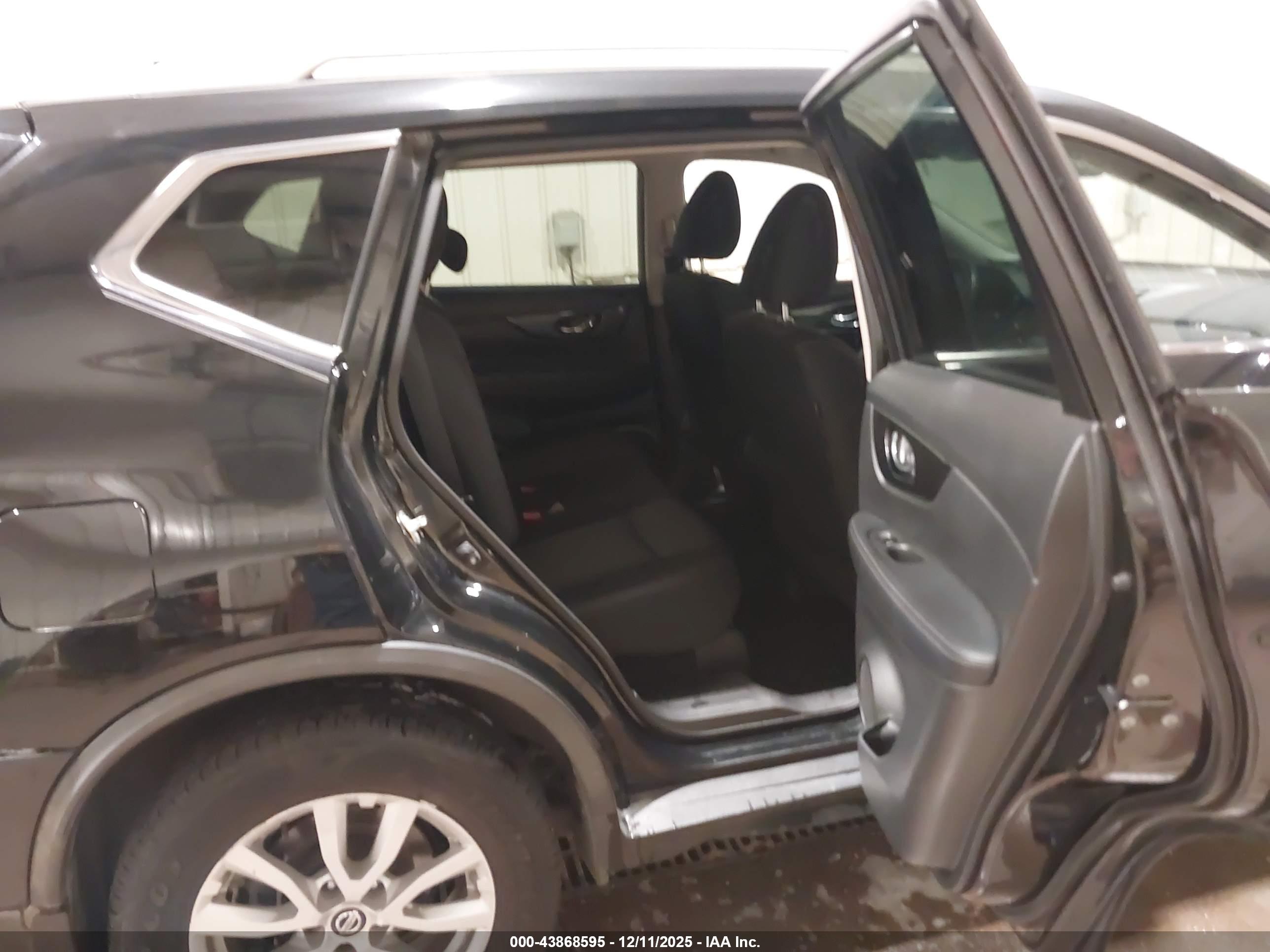 NISSAN ROGUE image 8