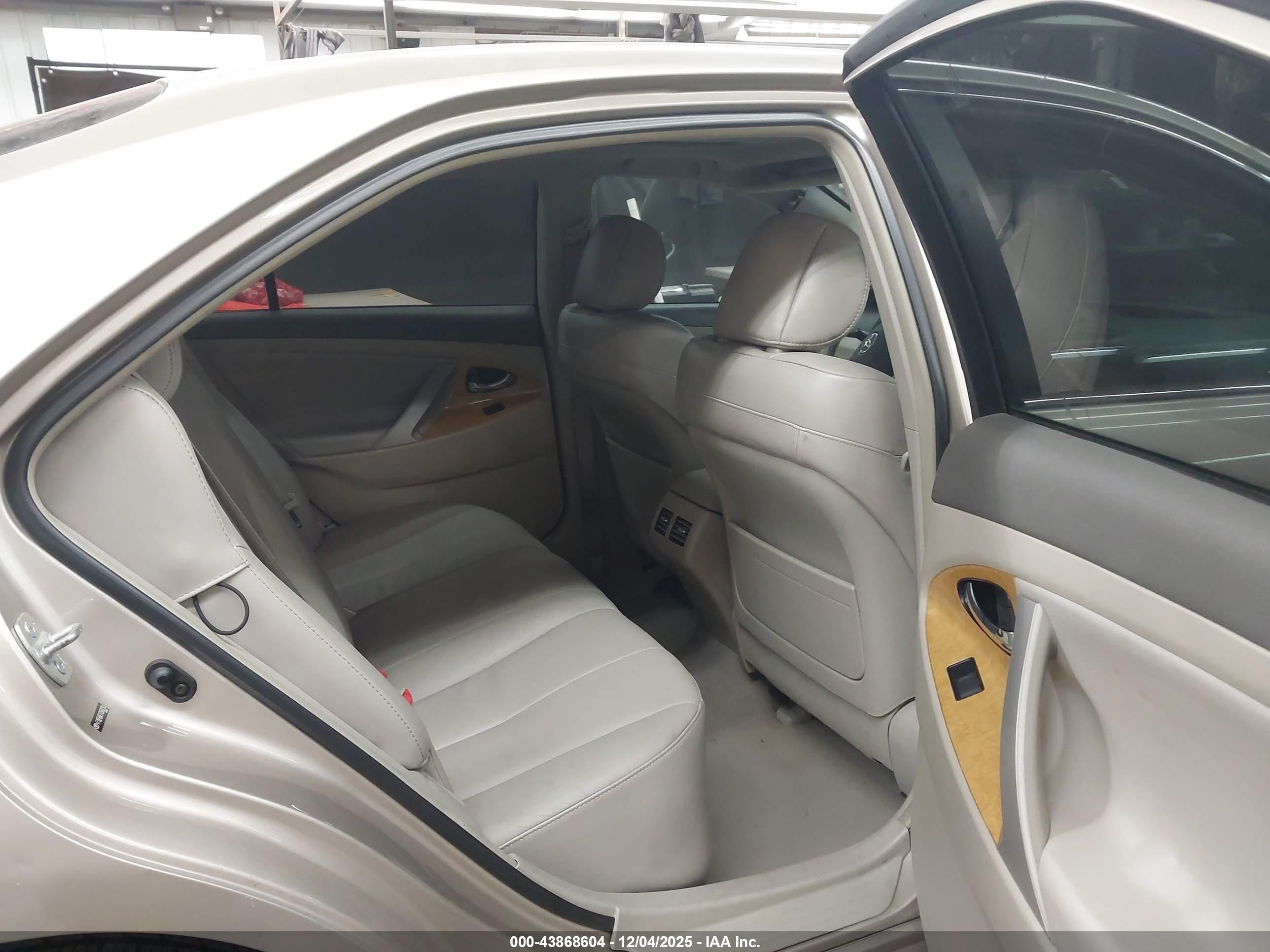 TOYOTA CAMRY image 8
