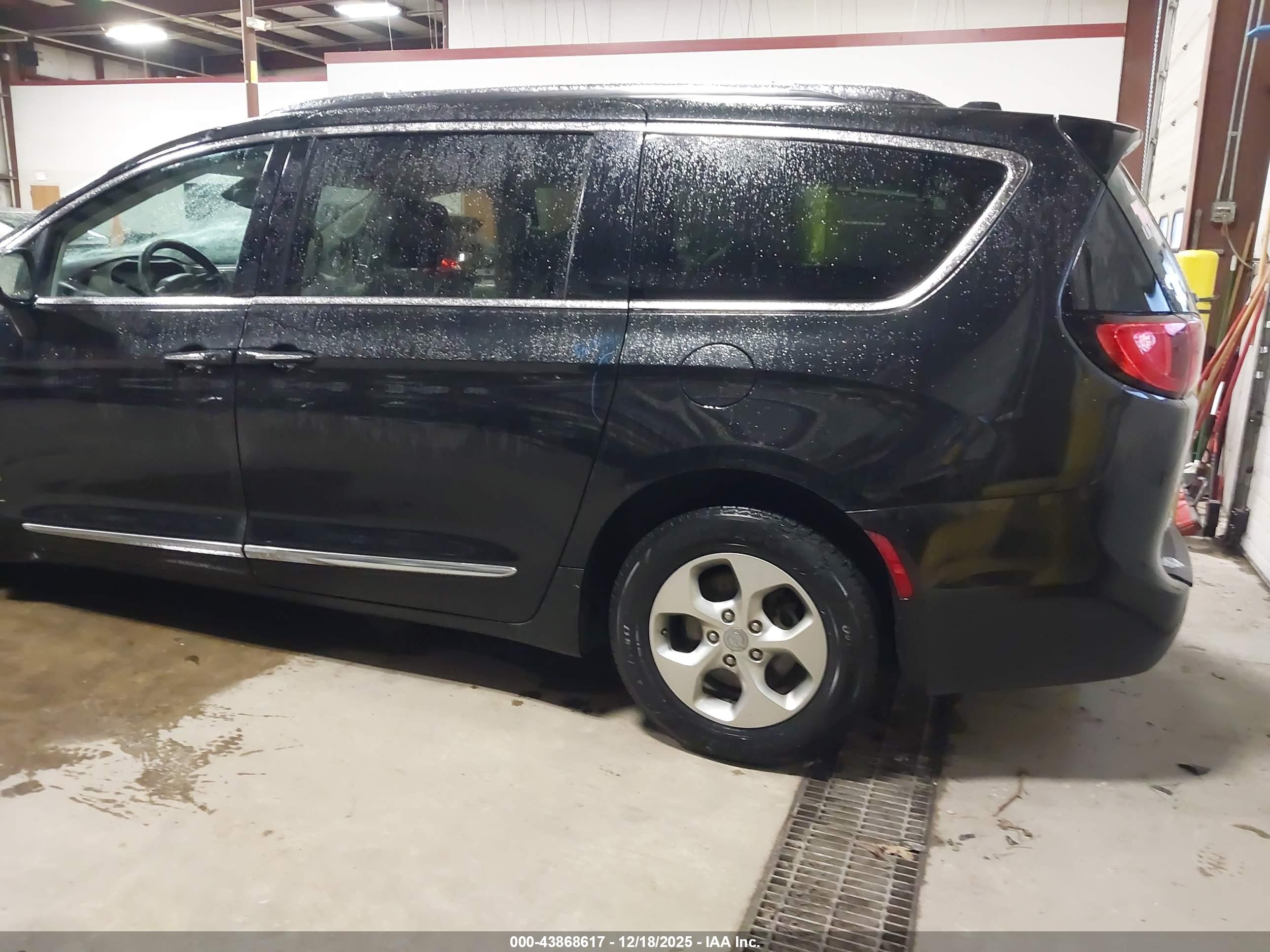 CHRYSLER PACIFICA image 3
