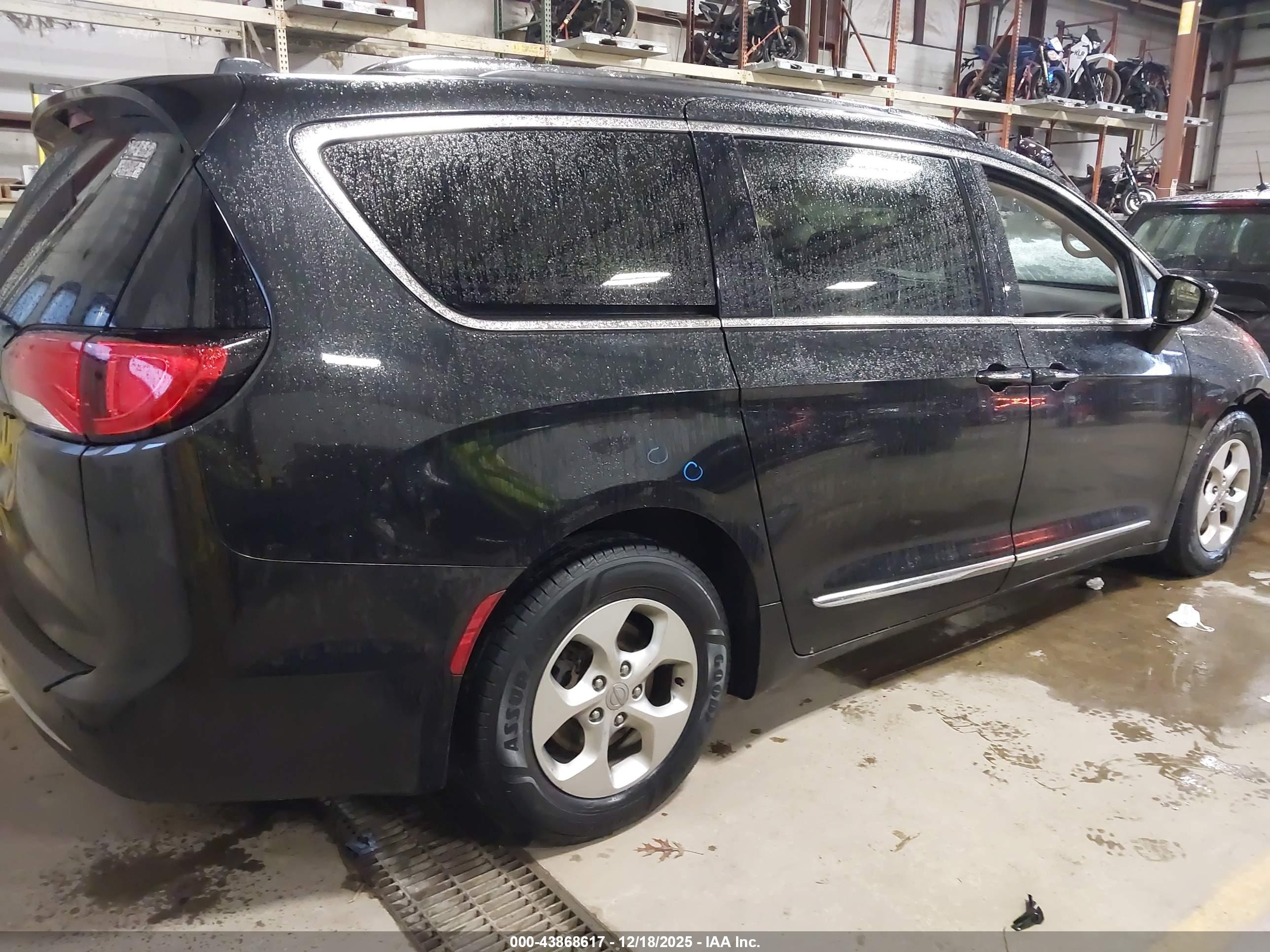 CHRYSLER PACIFICA image 4